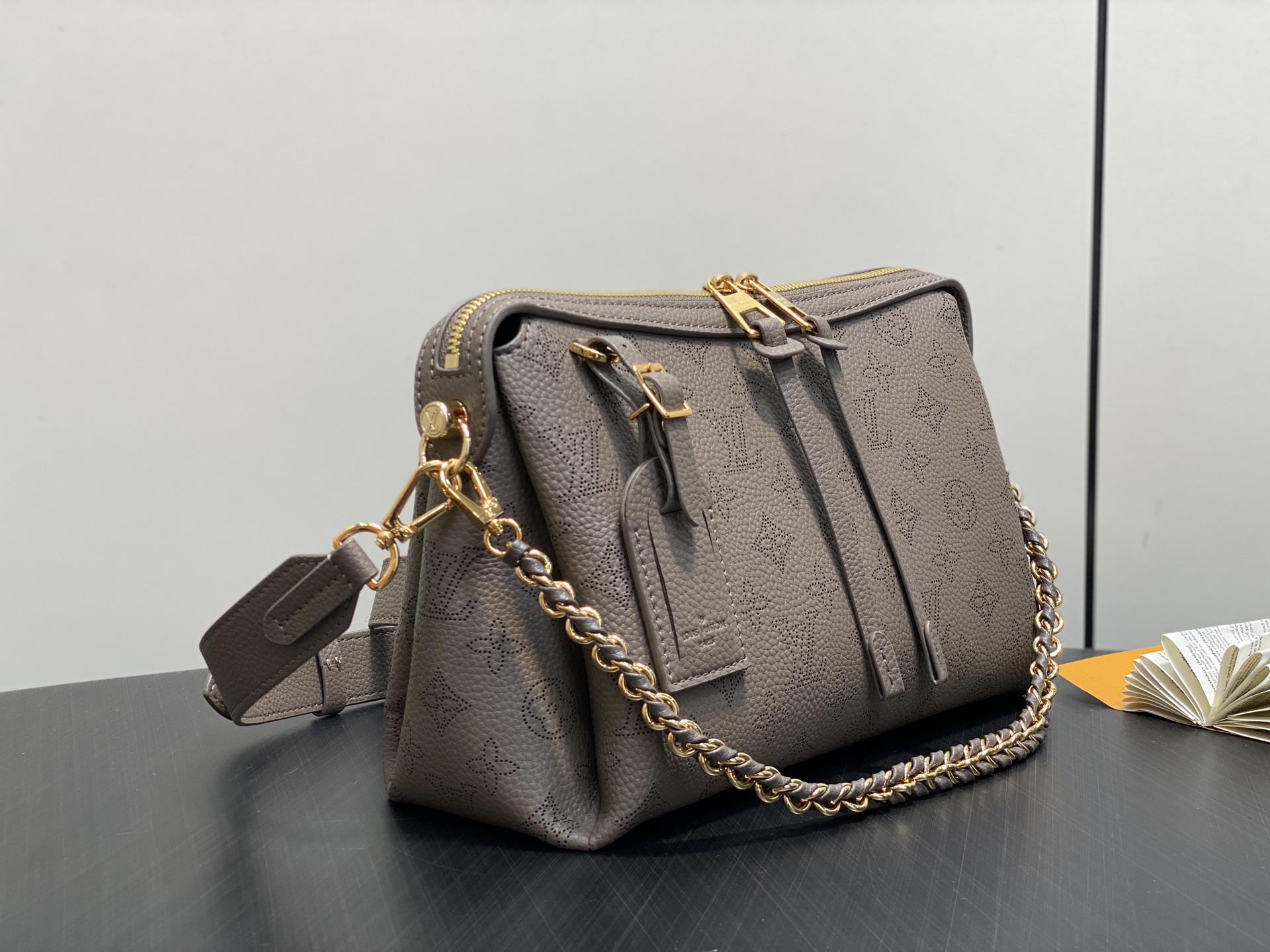 【顶级原单】M25904烟熏灰绿色 全皮镂空链条包 ltvSac Hand It All PM 手袋 来