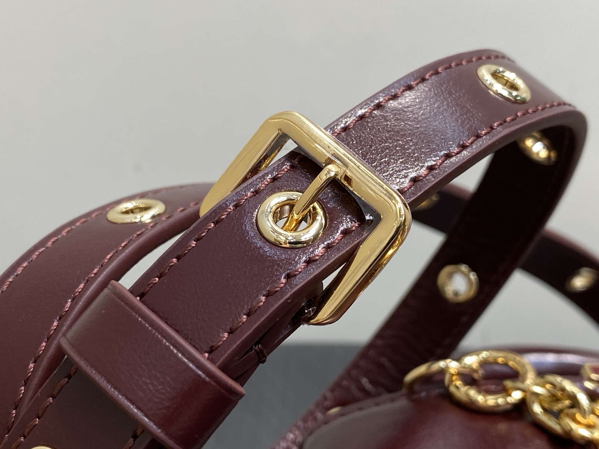 【顶级原单】M25473酒红色油蜡皮 链条全皮cap那英款 Capucines East-West 迷你