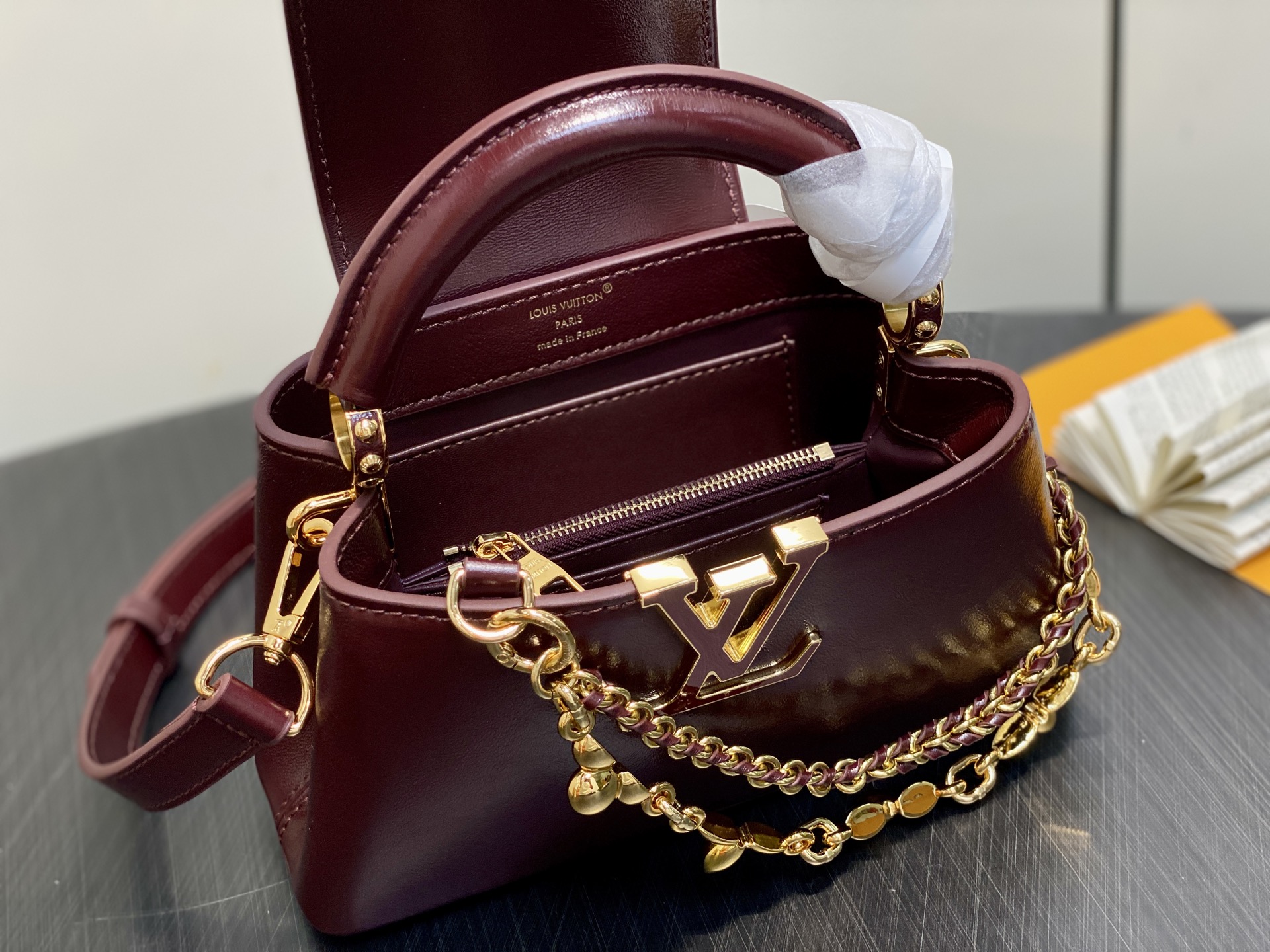 【顶级原单】M25473酒红色油蜡皮 链条全皮cap那英款 Capucines East-West 迷你