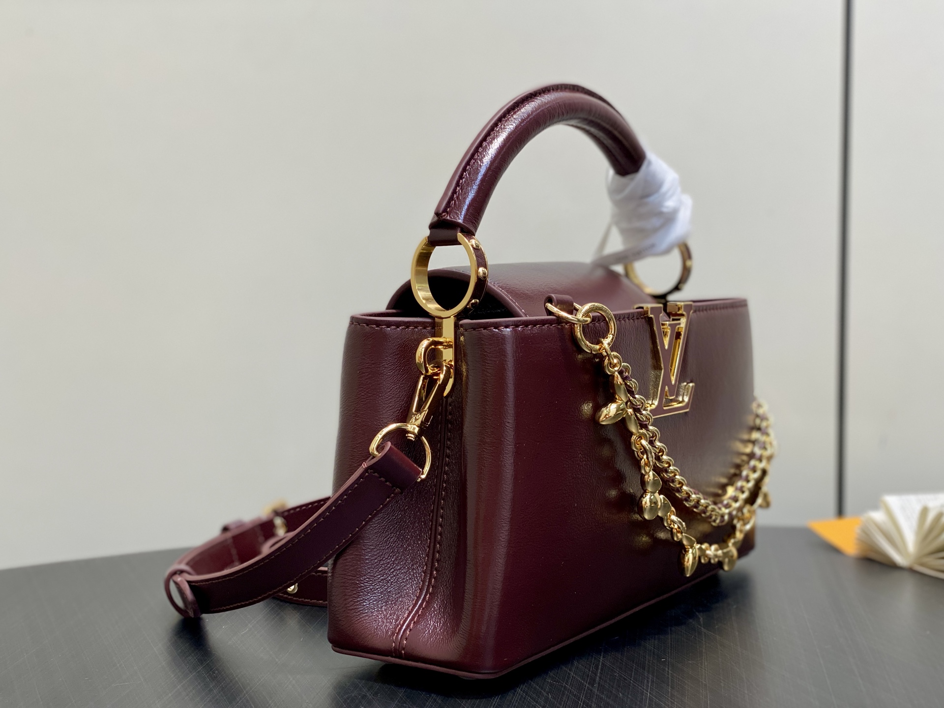 【顶级原单】M25473酒红色油蜡皮 链条全皮cap那英款 Capucines East-West BB