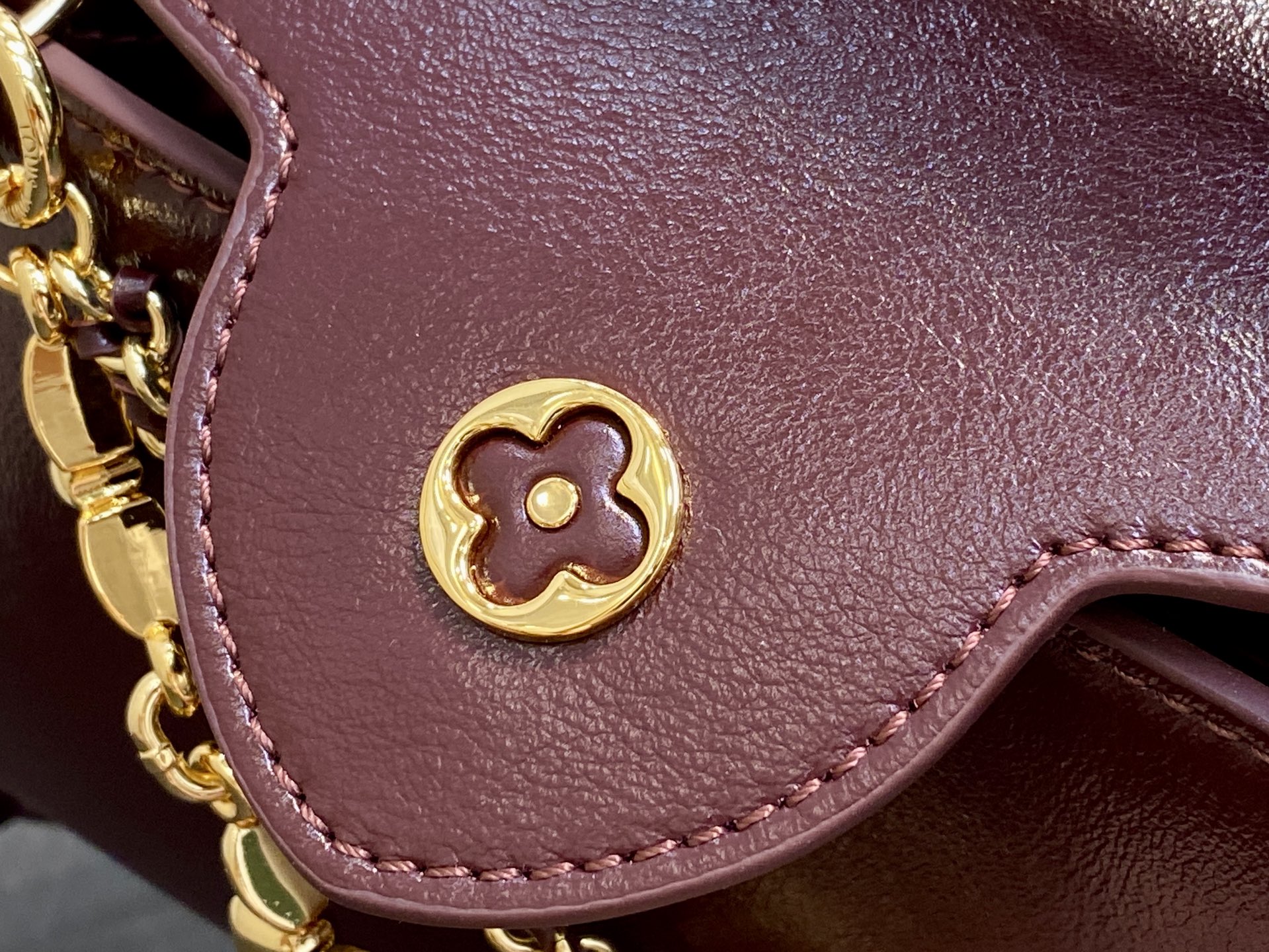 【顶级原单】M25473酒红色油蜡皮 链条全皮cap那英款 Capucines East-West BB