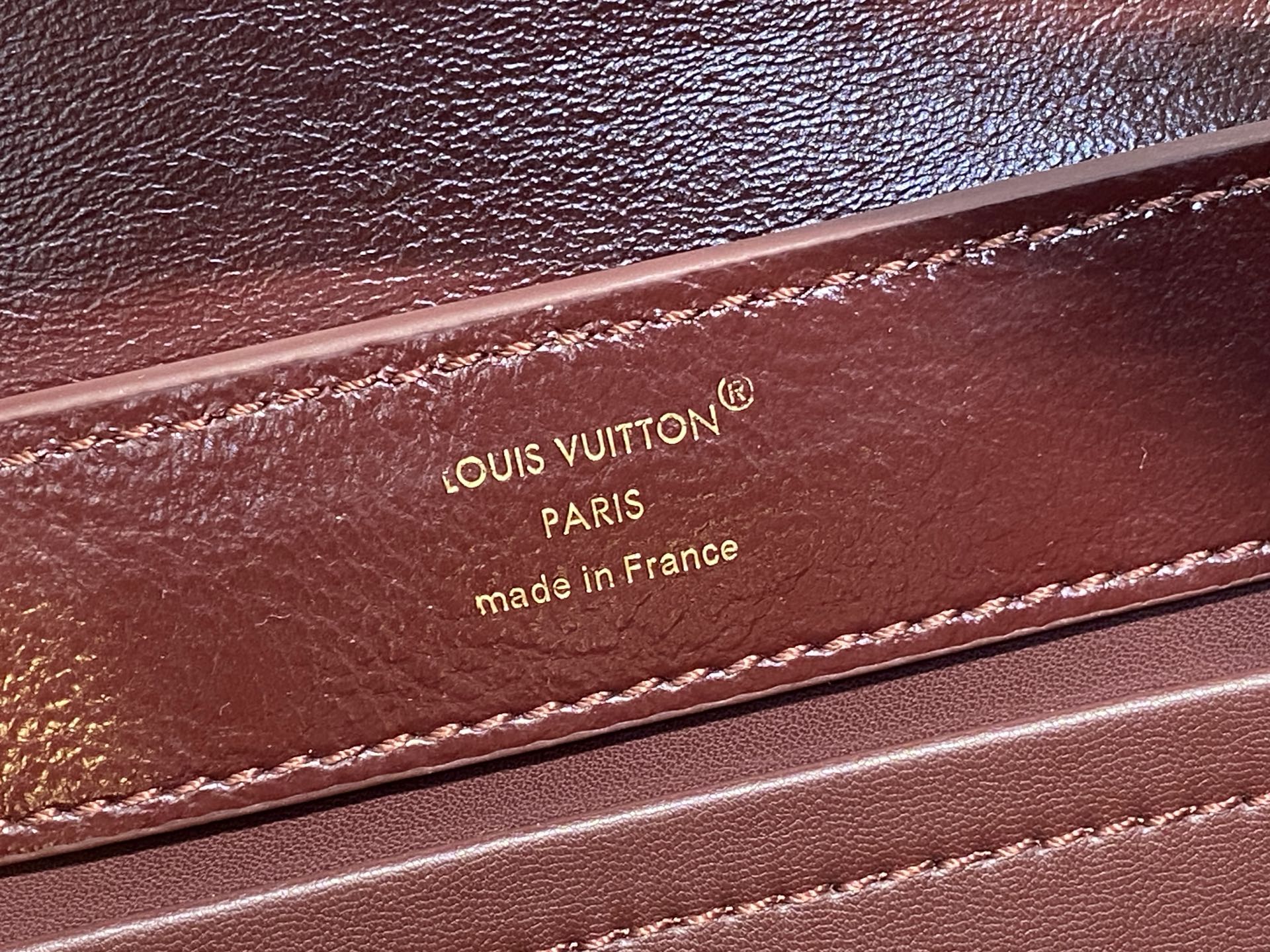 【顶级原单】M25473酒红色油蜡皮 链条全皮cap那英款 Capucines East-West BB