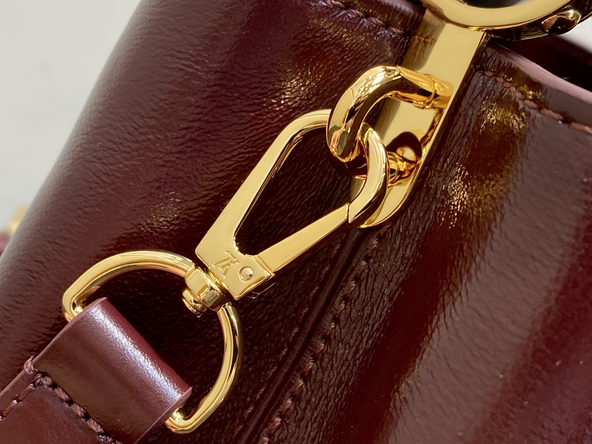 【顶级原单】M25473酒红色油蜡皮 链条全皮cap那英款 Capucines East-West BB