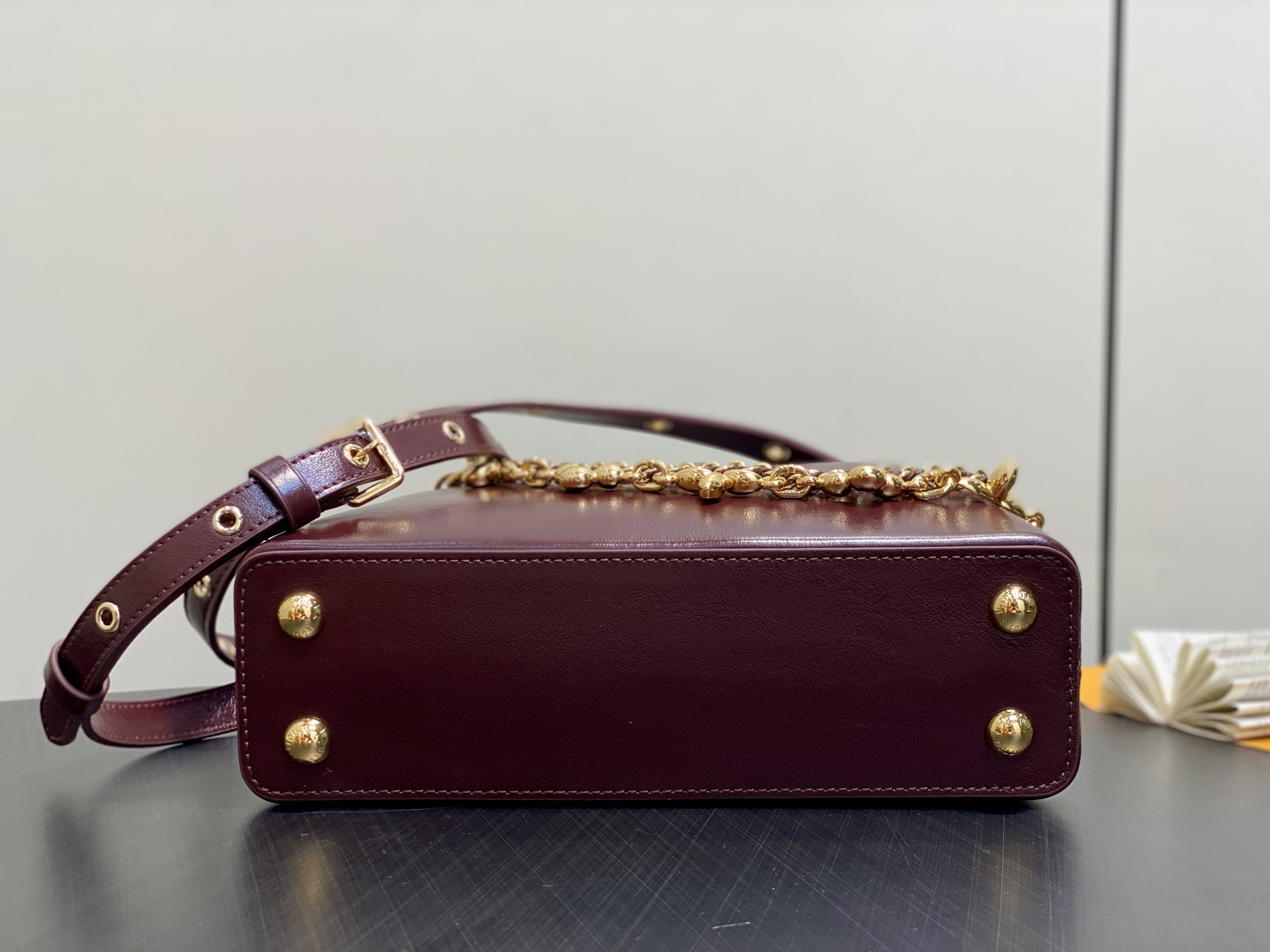 【顶级原单】M25473酒红色油蜡皮 链条全皮cap那英款 Capucines East-West BB