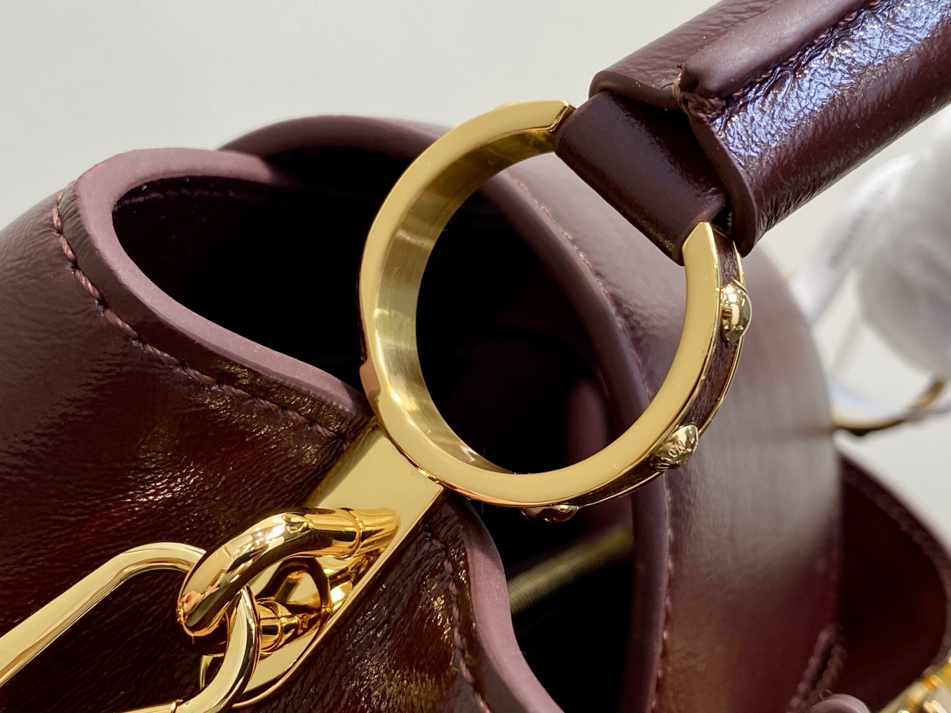 【顶级原单】M25473酒红色油蜡皮 链条全皮cap那英款 Capucines East-West BB