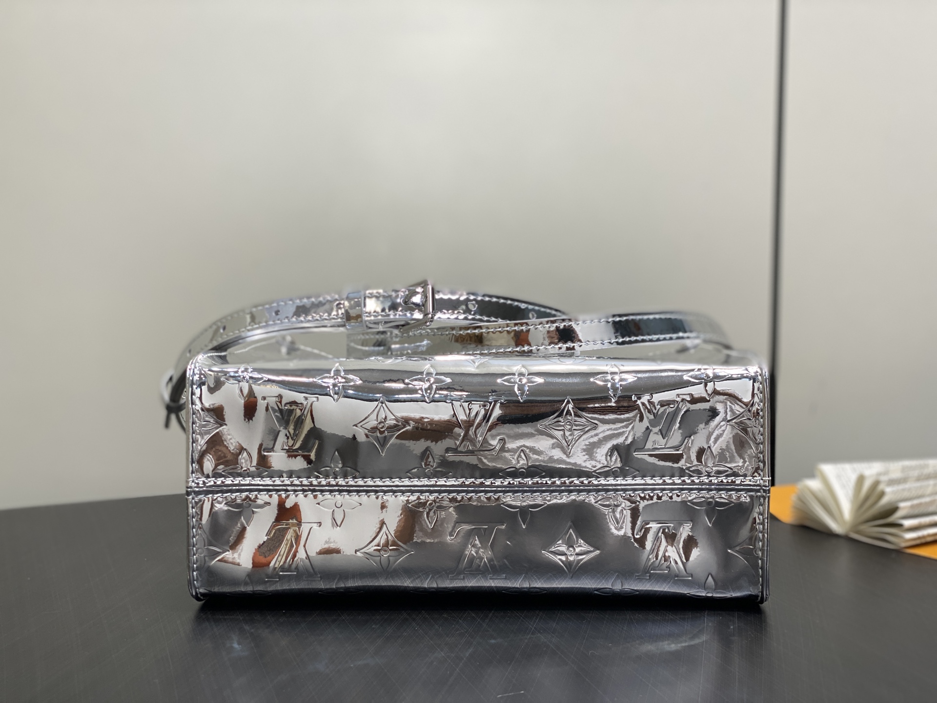 【顶级原单】M26373银色 镜面漆皮小号四方包 当季新款 ONTHEGO 小号手袋 本款 OnTheG