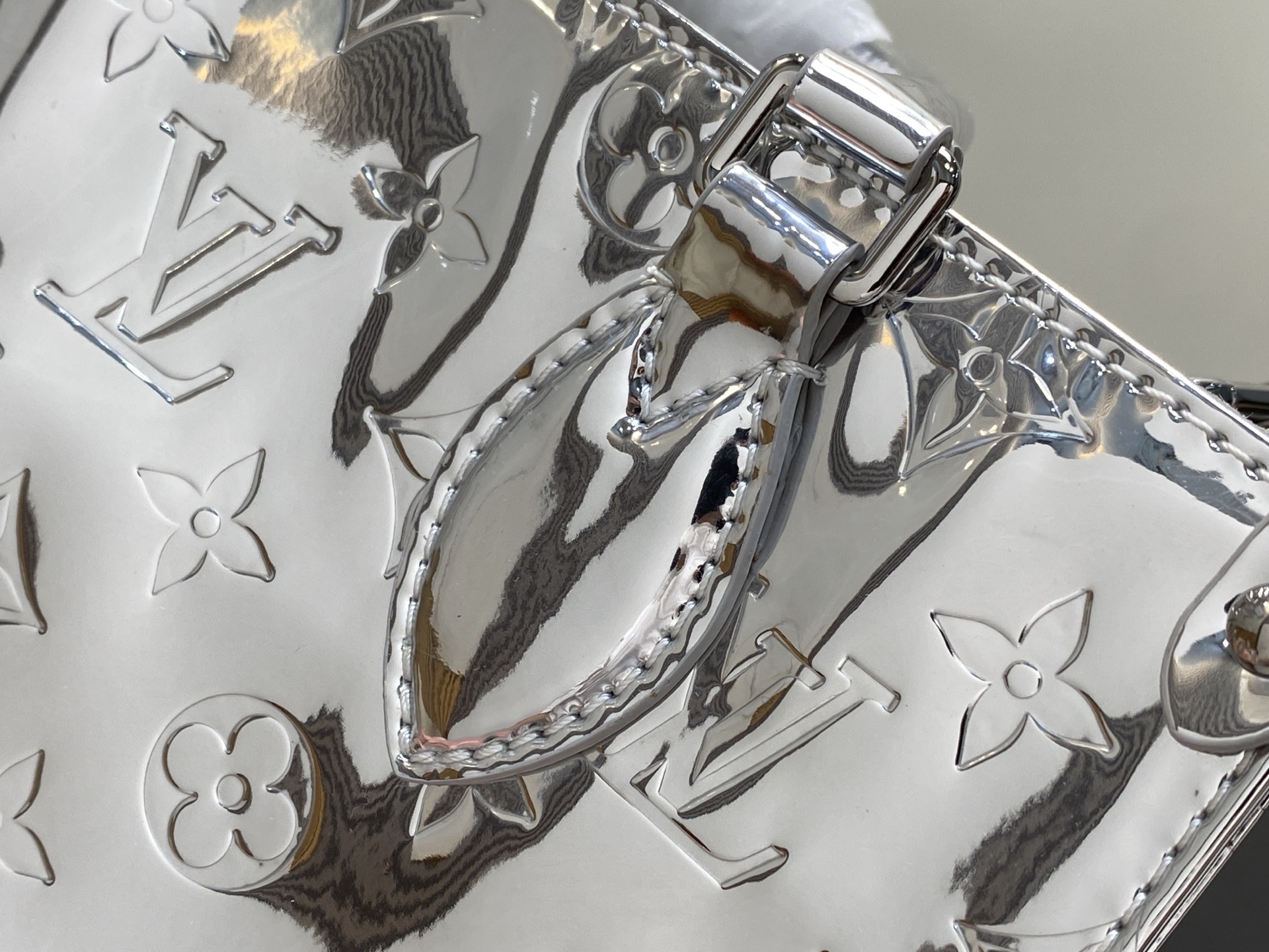 【顶级原单】M26373银色 镜面漆皮小号四方包 当季新款 ONTHEGO 小号手袋 本款 OnTheG