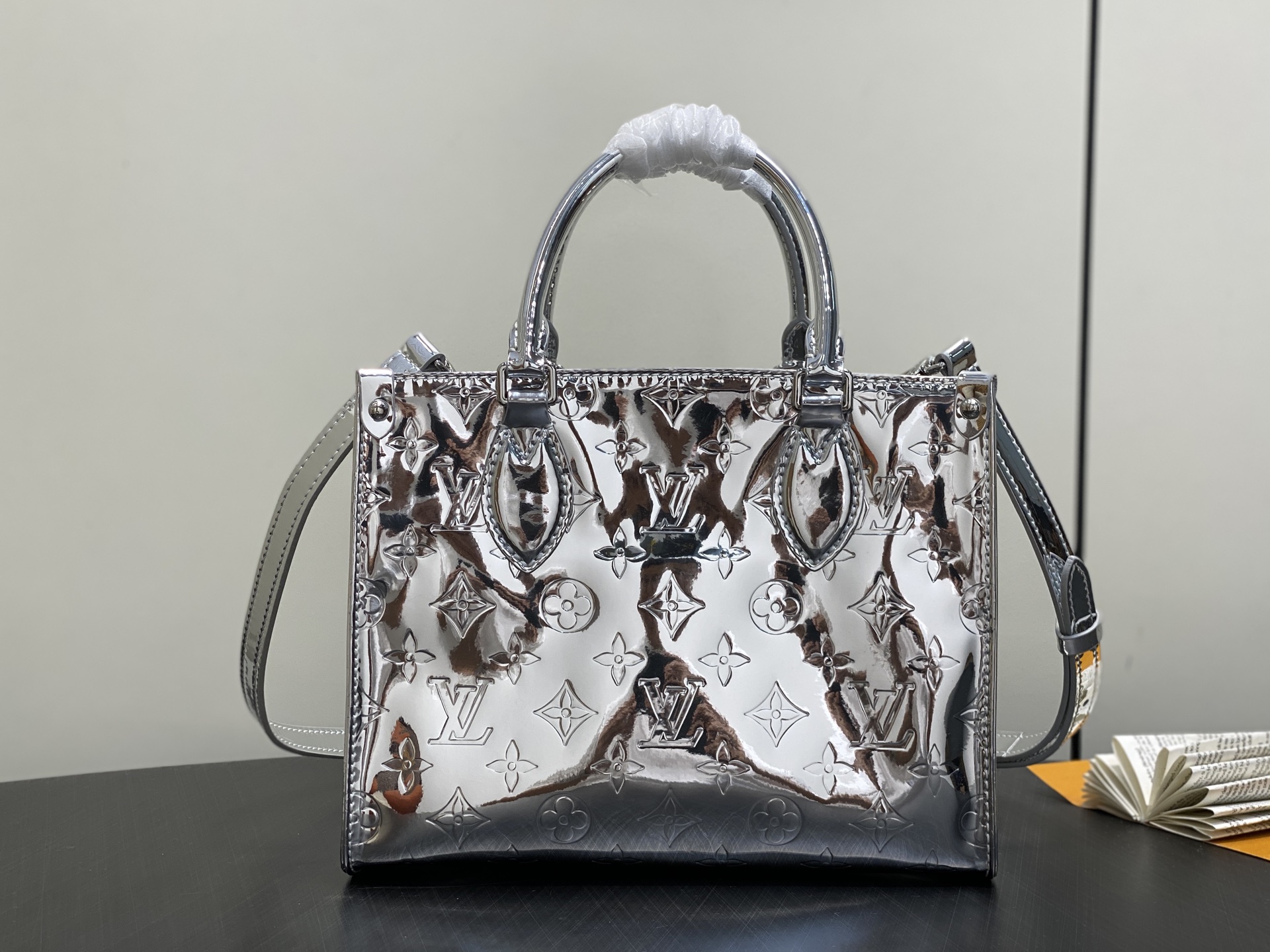 【顶级原单】M26373银色 镜面漆皮小号四方包 当季新款 ONTHEGO 小号手袋 本款 OnTheG