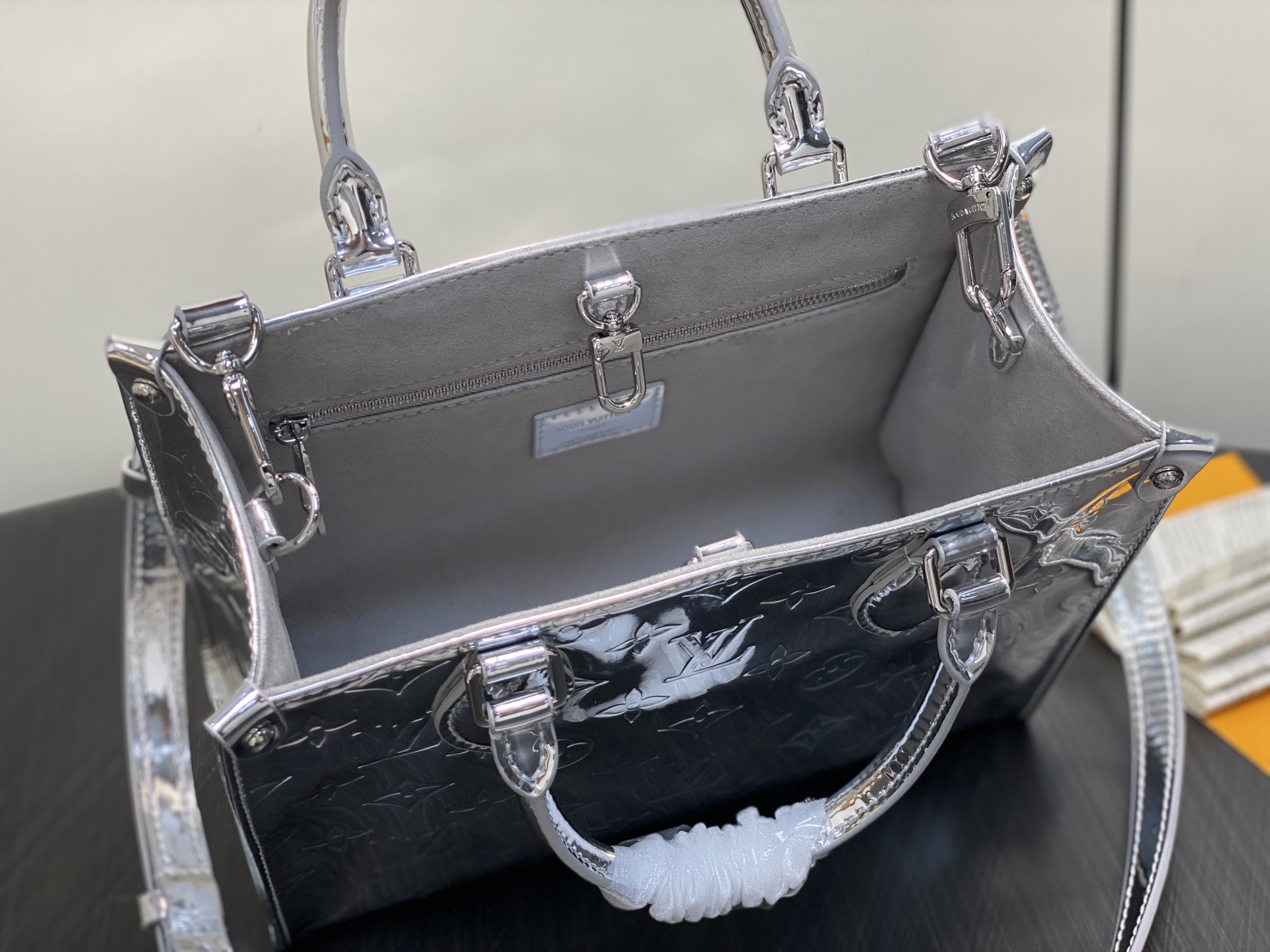 【顶级原单】M26373银色 镜面漆皮小号四方包 当季新款 ONTHEGO 小号手袋 本款 OnTheG