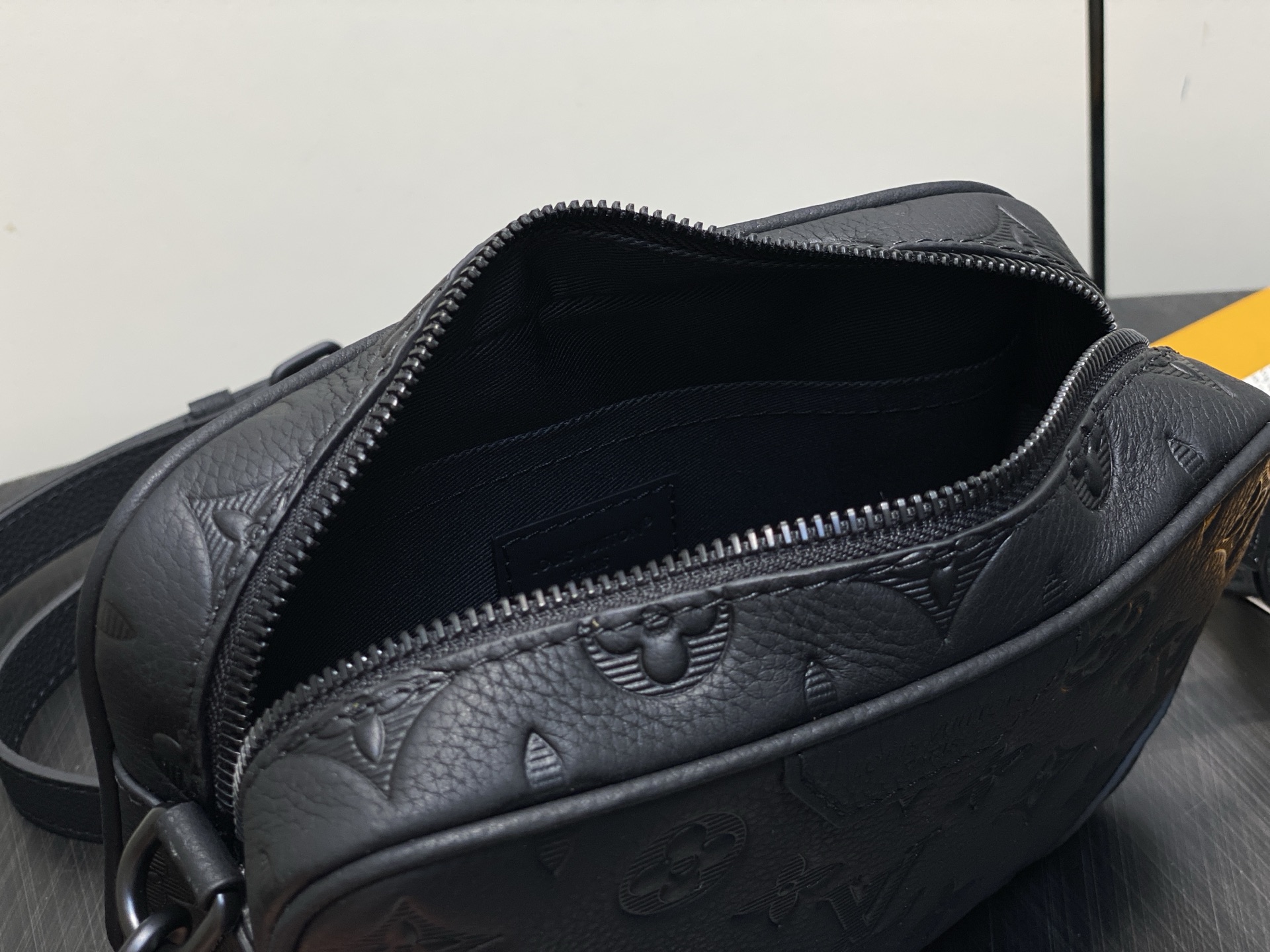 【顶级原单】M26737黑色 全皮压花男包邮差包 Trocadéro 迷你手袋 本款 Trocadéro