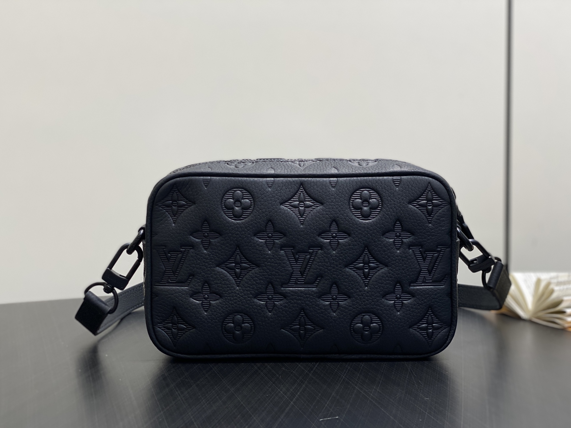 【顶级原单】M26737黑色 全皮压花男包邮差包 Trocadéro 迷你手袋 本款 Trocadéro