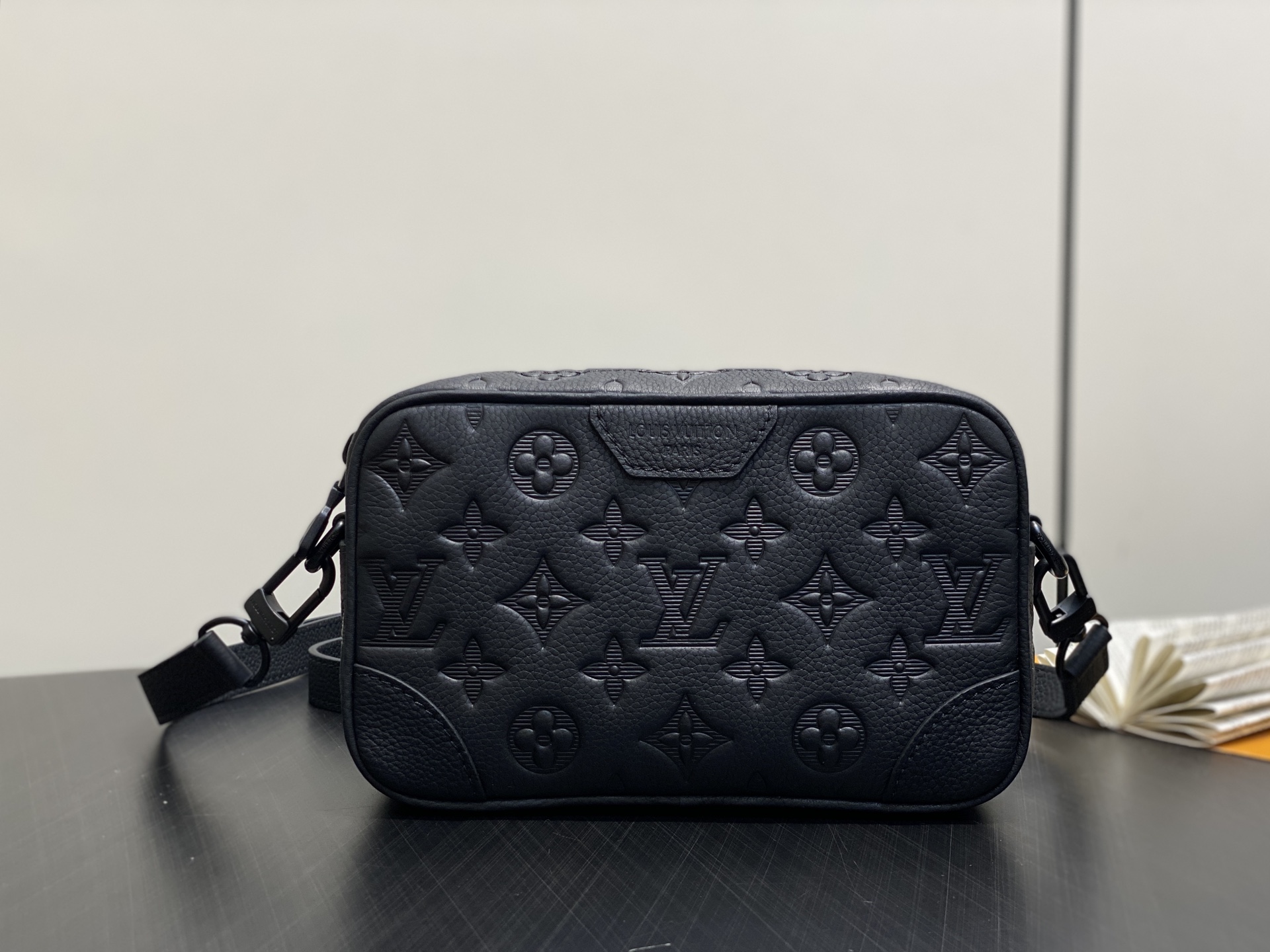 【顶级原单】M26737黑色 全皮压花男包邮差包 Trocadéro 迷你手袋 本款 Trocadéro