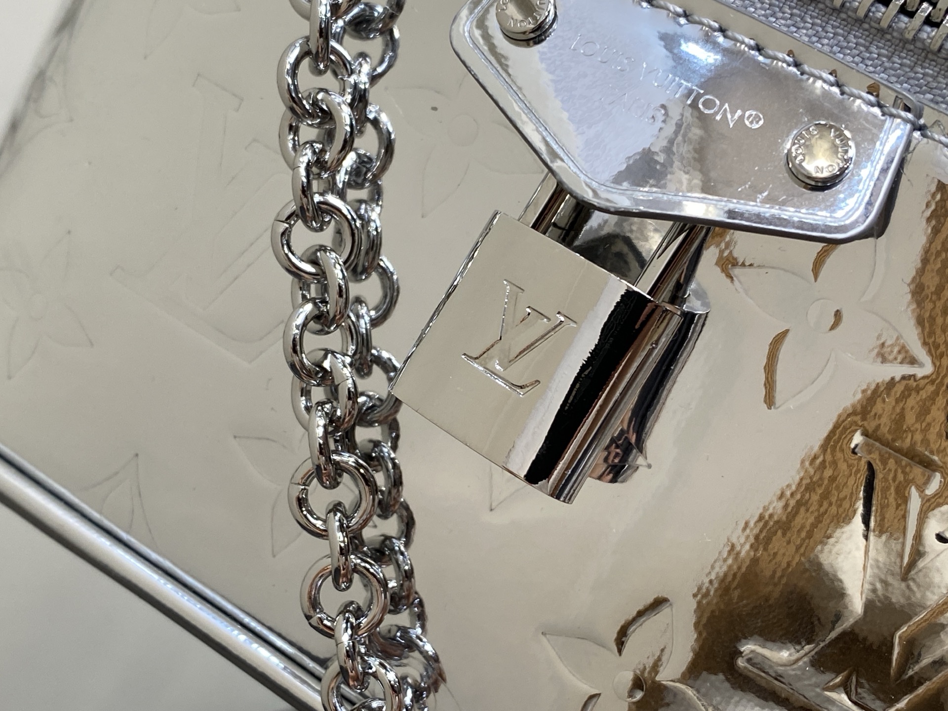 【顶级原单】M26097银色 镜面漆皮链条化妆包 当季新款 VANITY CHAIN POUCH 手袋 