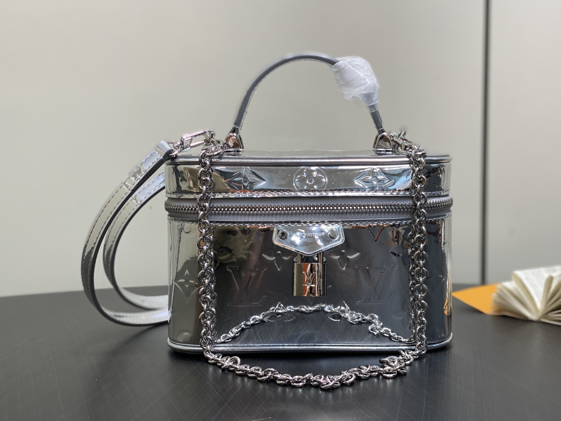 【顶级原单】M26097银色 镜面漆皮链条化妆包 当季新款 VANITY CHAIN POUCH 手袋 