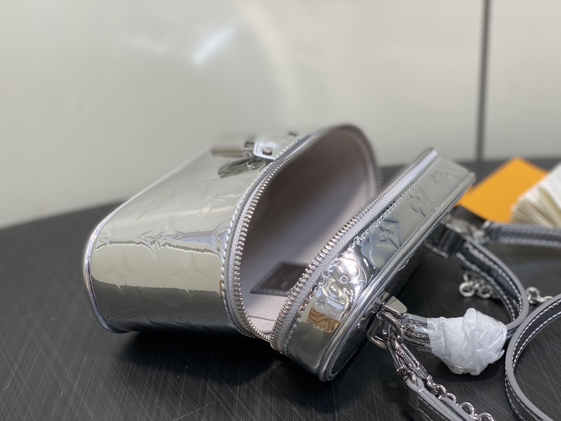 【顶级原单】M26097银色 镜面漆皮链条化妆包 当季新款 VANITY CHAIN POUCH 手袋 