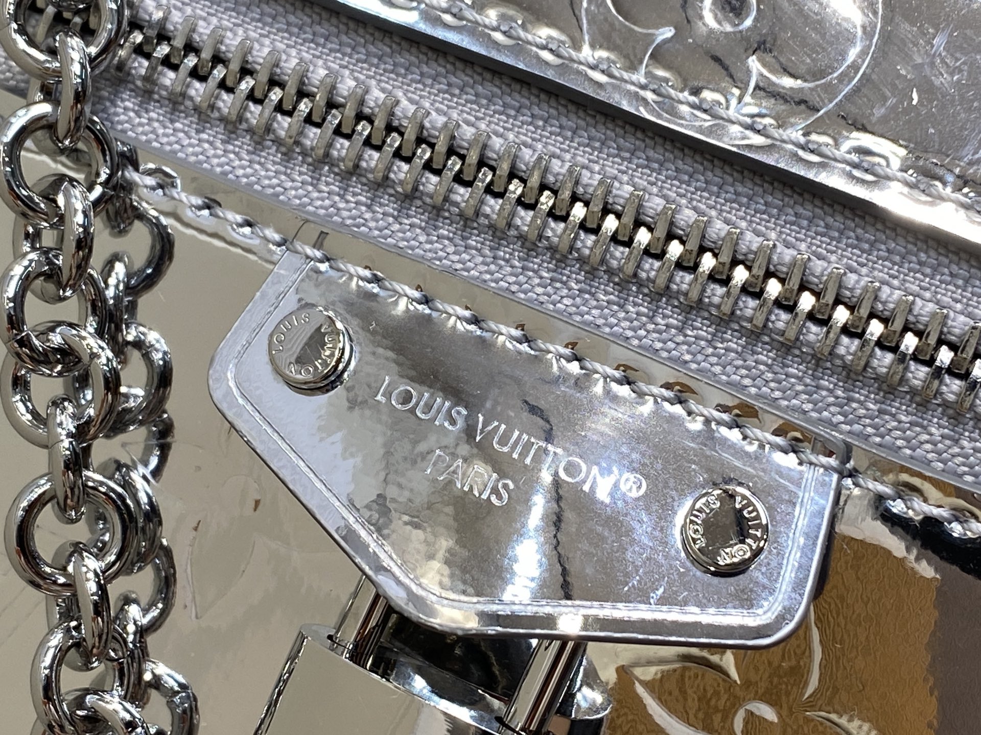 【顶级原单】M26097银色 镜面漆皮链条化妆包 当季新款 VANITY CHAIN POUCH 手袋 