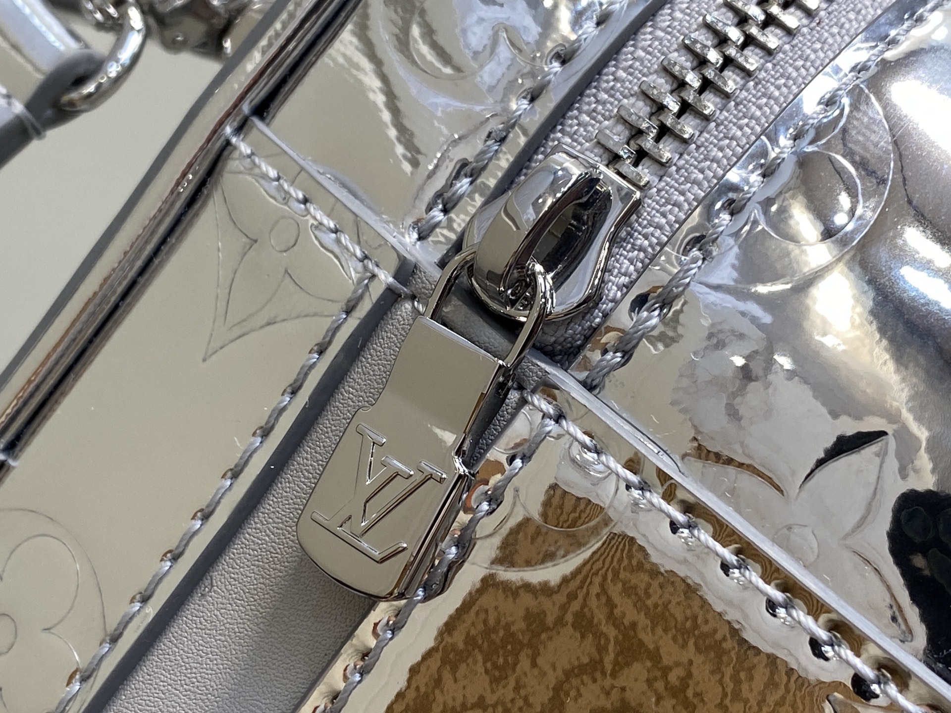 【顶级原单】M26097银色 镜面漆皮链条化妆包 当季新款 VANITY CHAIN POUCH 手袋 