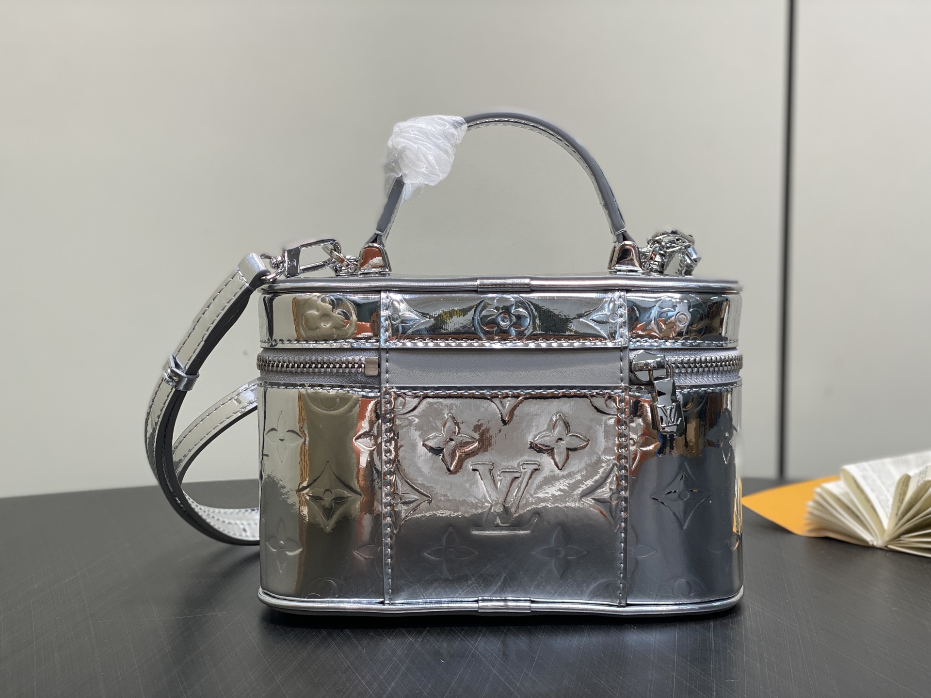 【顶级原单】M26097银色 镜面漆皮链条化妆包 当季新款 VANITY CHAIN POUCH 手袋 