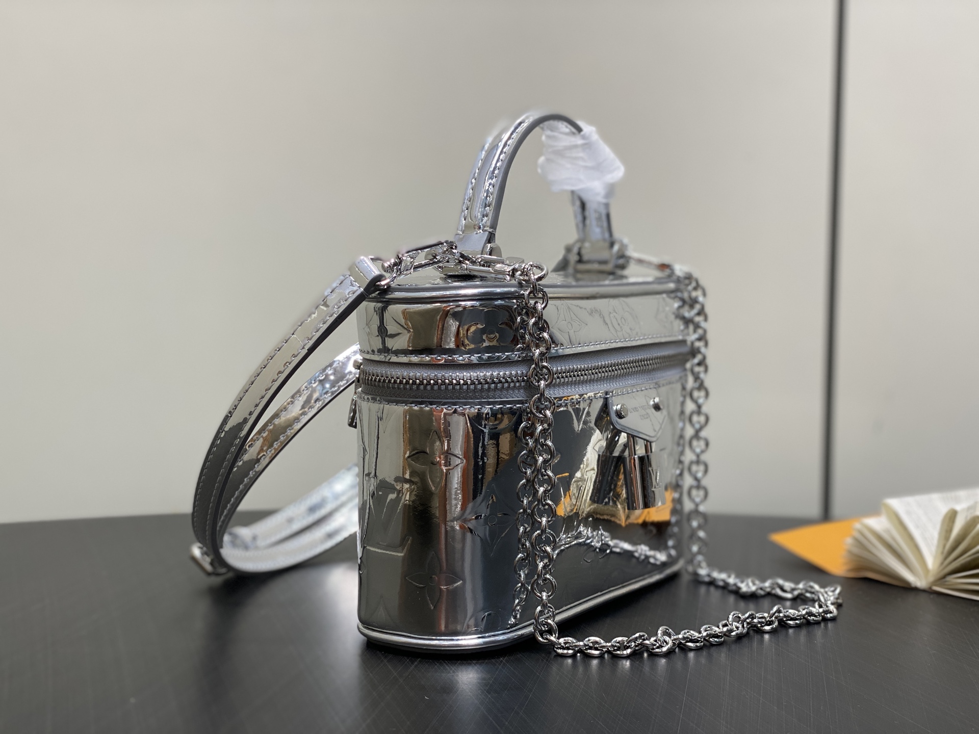 【顶级原单】M26097银色 镜面漆皮链条化妆包 当季新款 VANITY CHAIN POUCH 手袋 