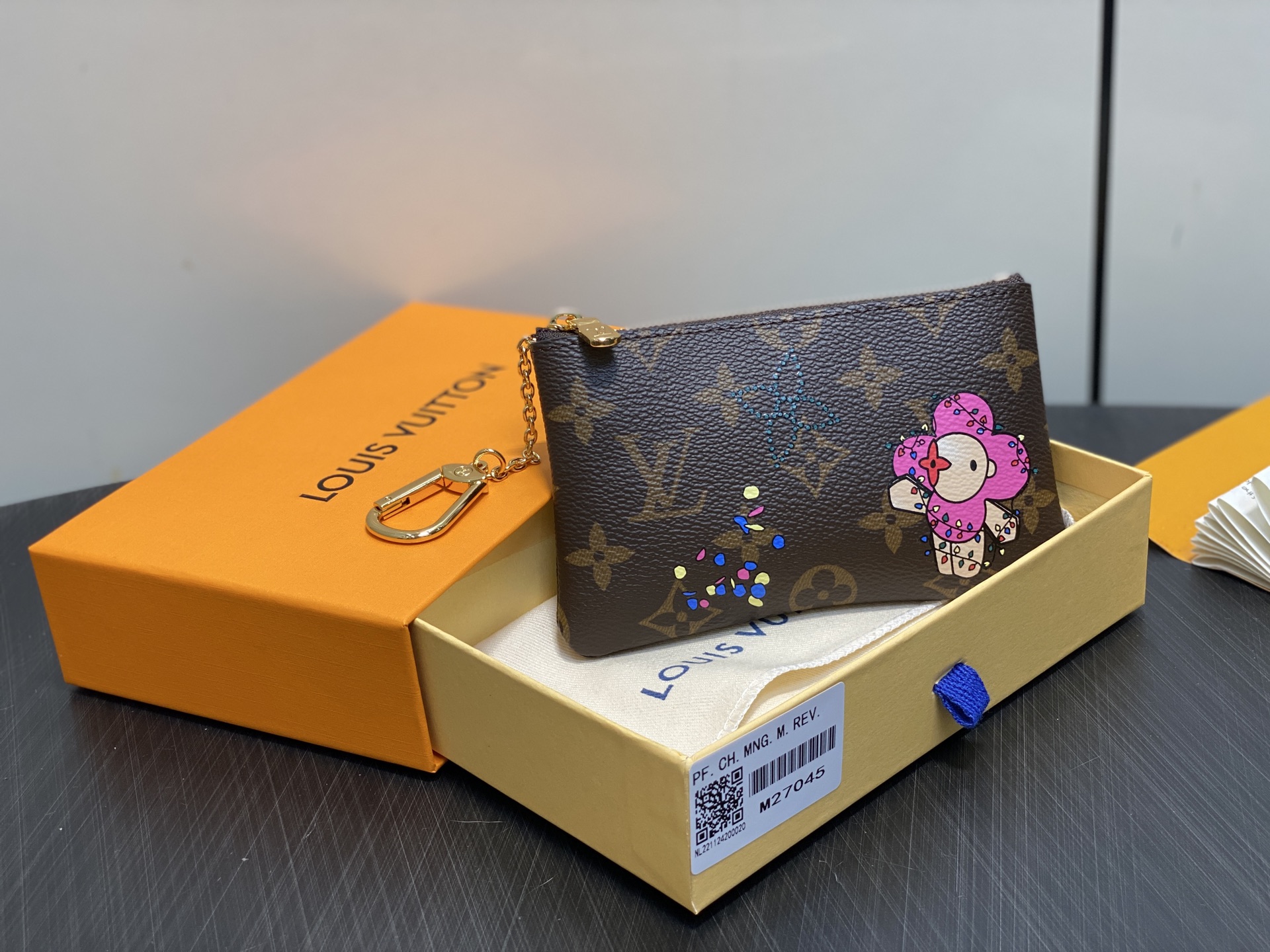 LV Style Beige Leather Clutch Lookbook Reference image 2