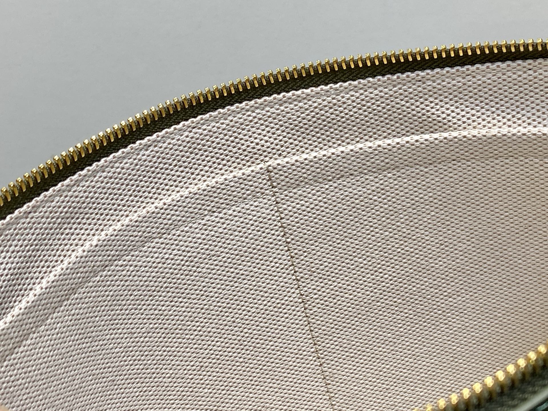 Louis Vuitton M26970 Monogram Eclipse Reverse 27x20x5cm everyday