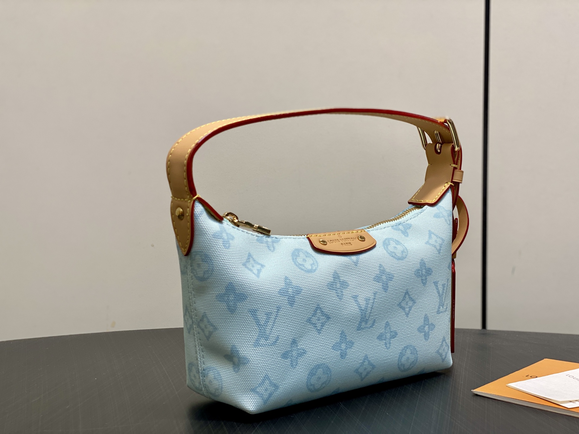 LV Style Beige Leather Clutch Bags detail image 3 from source 760056
