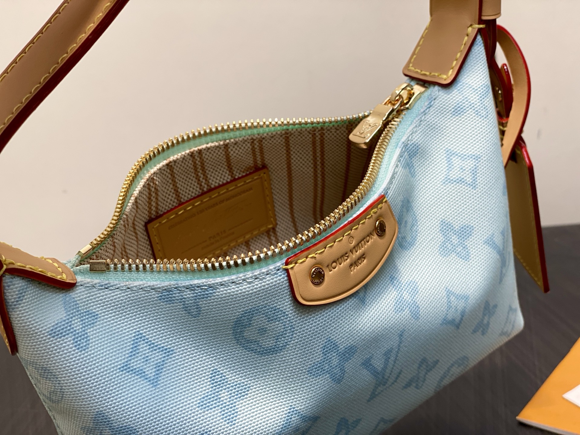 LV Style Beige Leather Clutch Bags detail image 8 from source 760056