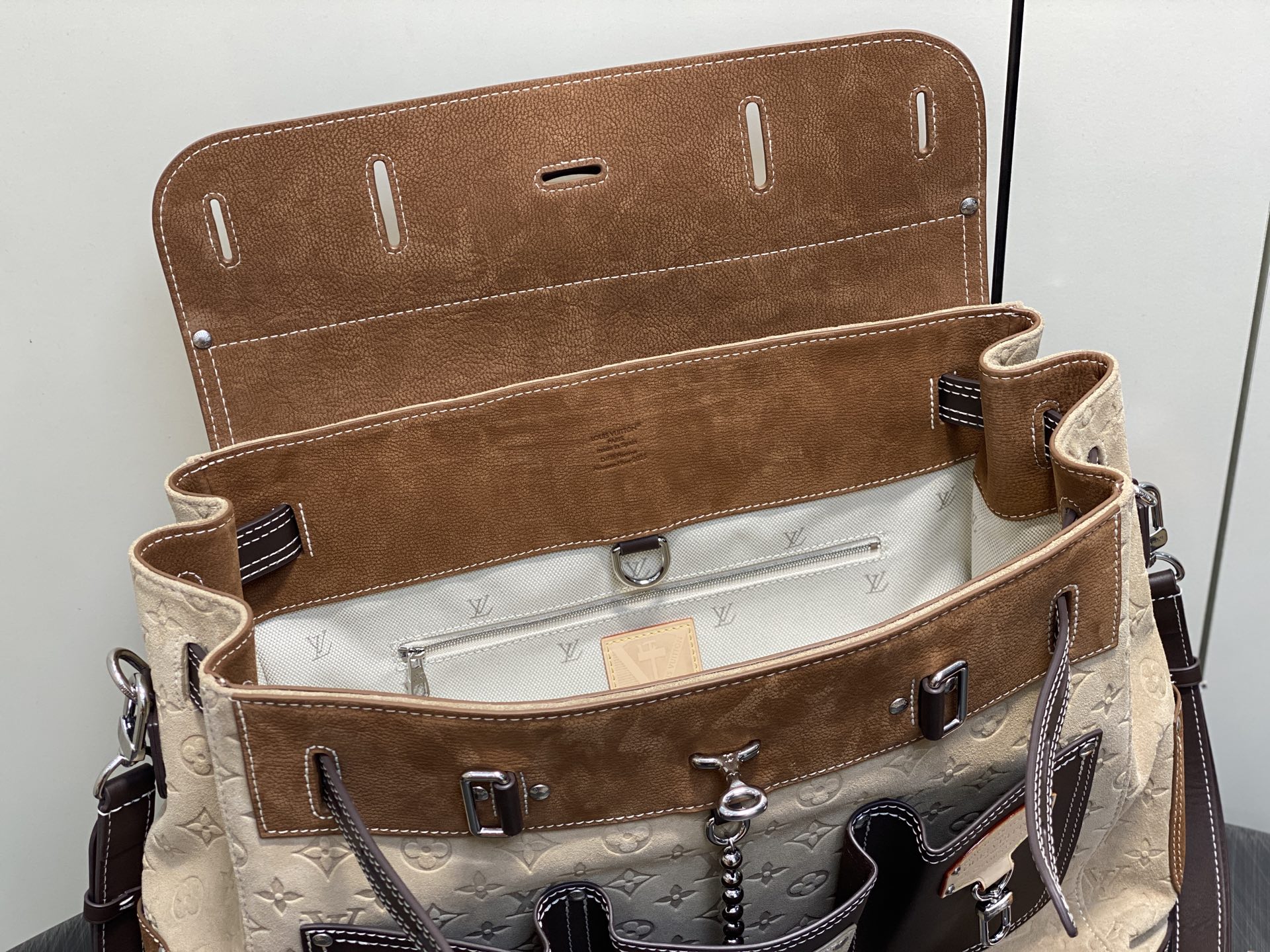 Louis Vuitton M26019 42 x 17 x 40 everyday