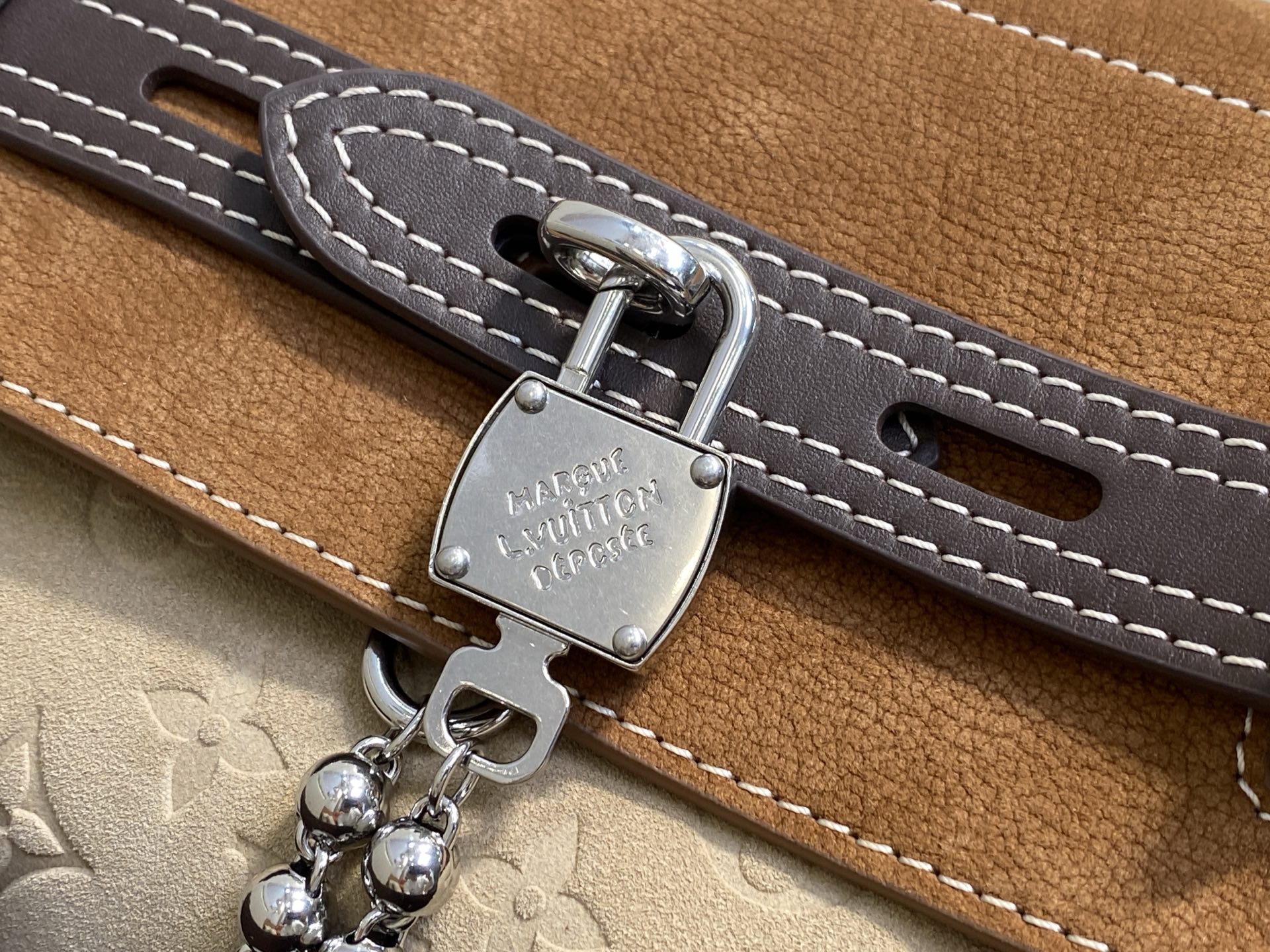 Louis Vuitton M26019 42 x 17 x 40 everyday