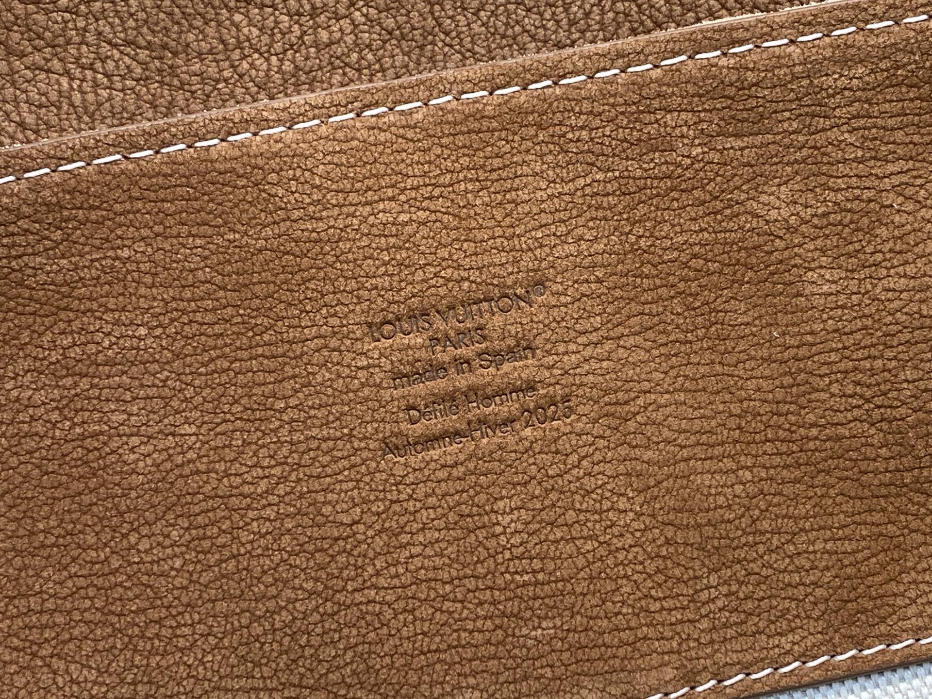 Louis Vuitton M26019 42 x 17 x 40 everyday