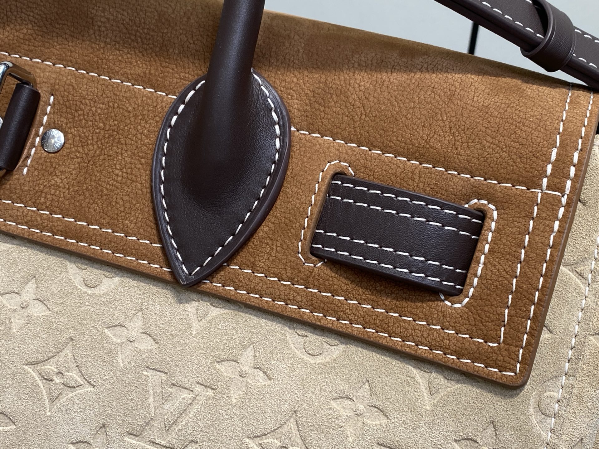Louis Vuitton M26019 42 x 17 x 40 everyday