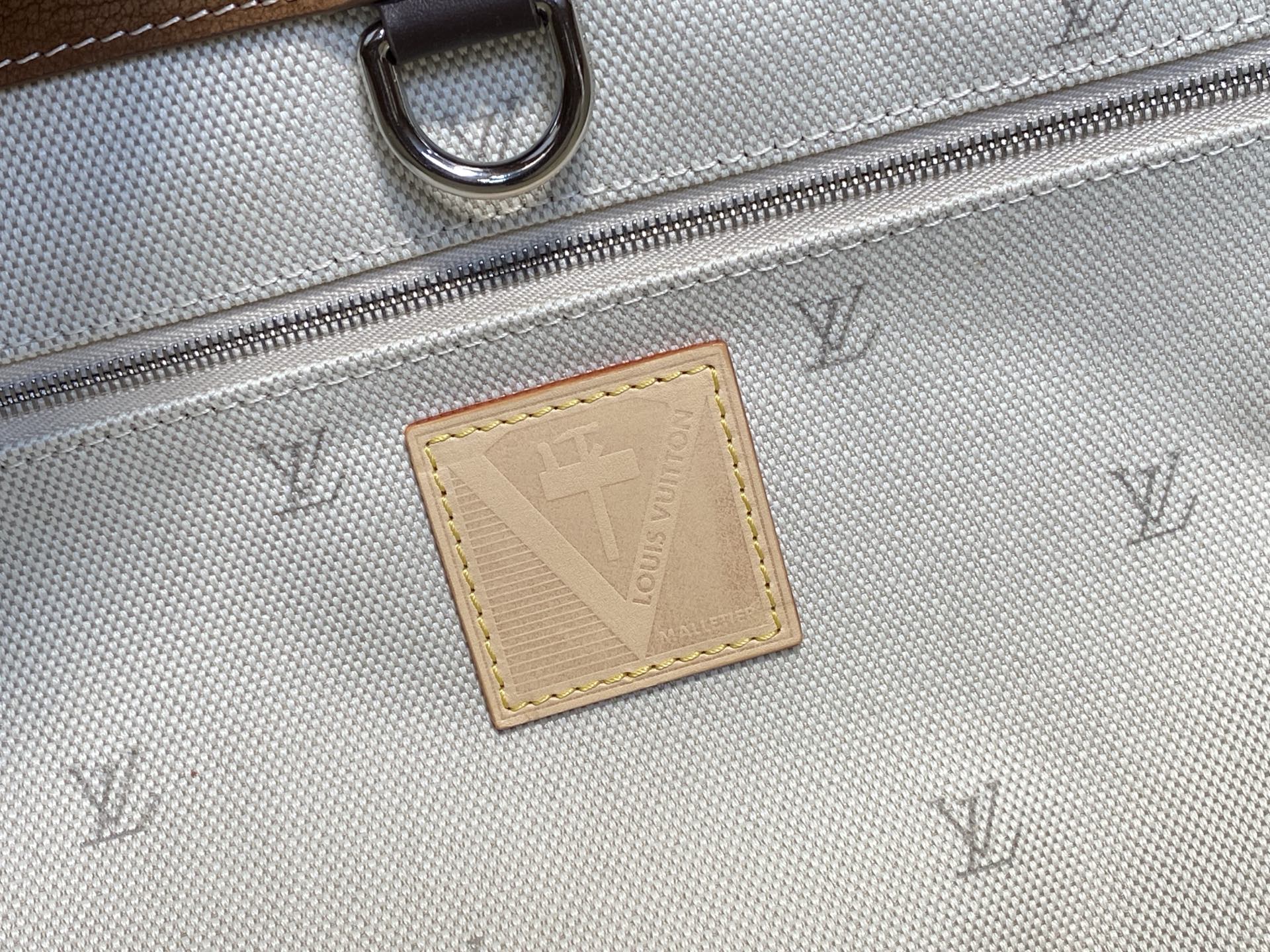 Louis Vuitton M26019 42 x 17 x 40 everyday