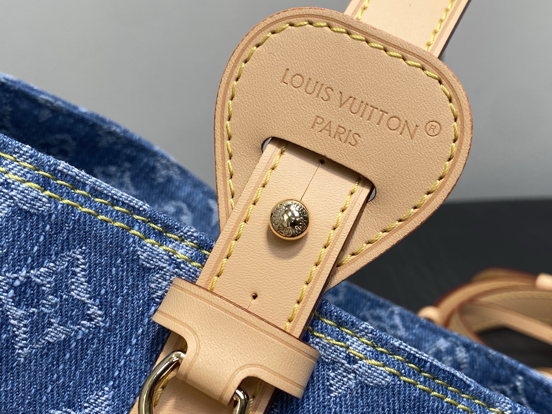 Louis Vuitton M28107 16 x 18 x 12 everyday