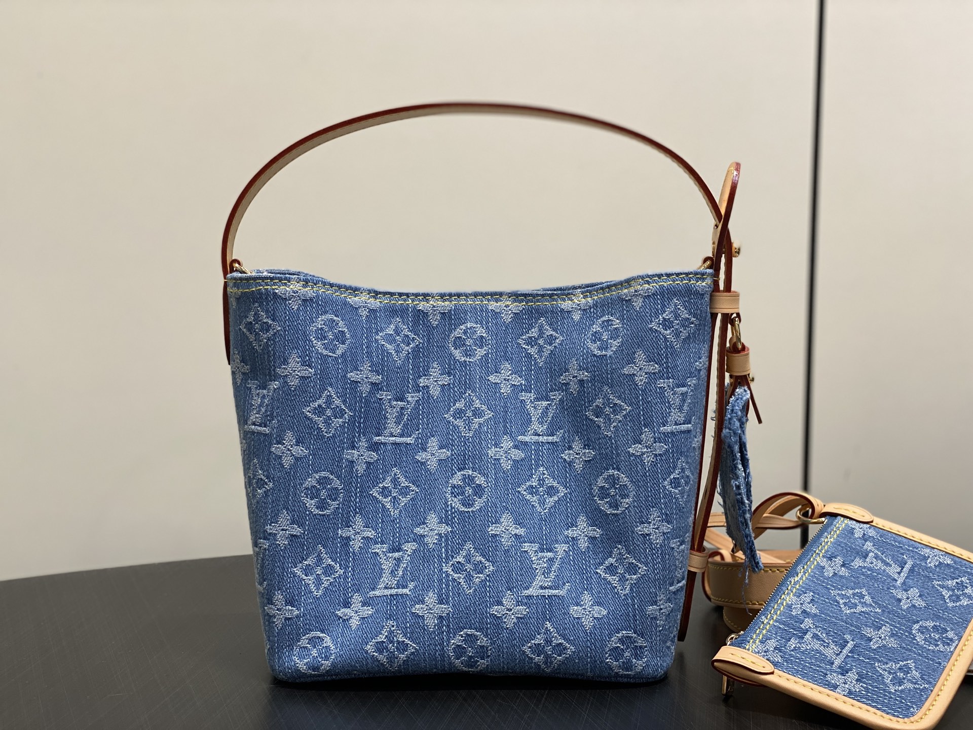 Louis Vuitton M28107 16 x 18 x 12 everyday