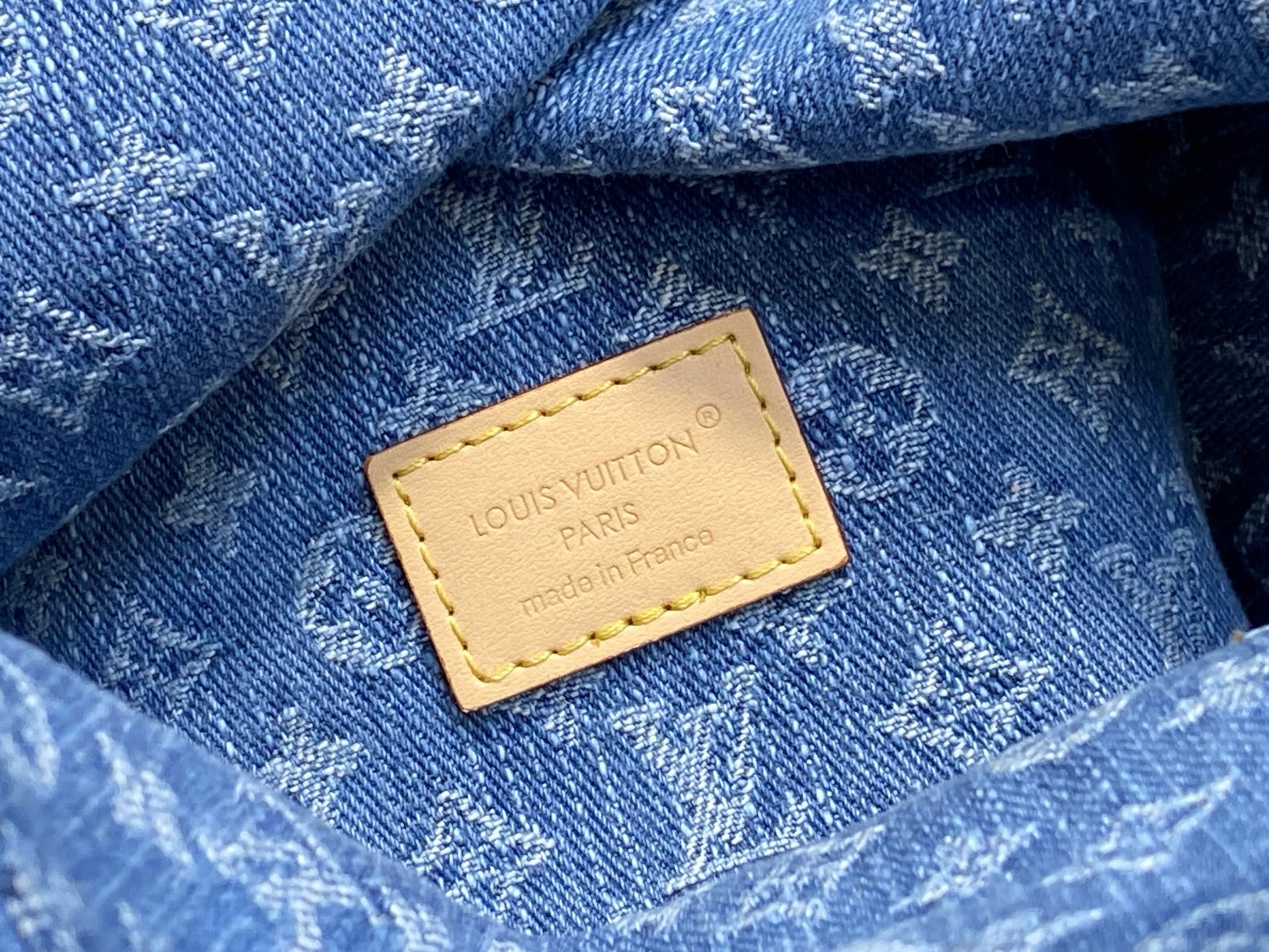 Louis Vuitton M28107 16 x 18 x 12 everyday