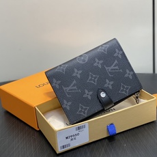 【顶级原单】M29550黑花 护照夹护照套 当季新款 按扣护照套 本款护照套可通过按扣开启,结合 Monogram 帆布 【顶级原单】M29550黑花 护照夹护照套 当季新款 按扣护照套 本款护照套可通过按扣开启,结合 Monogram 帆布