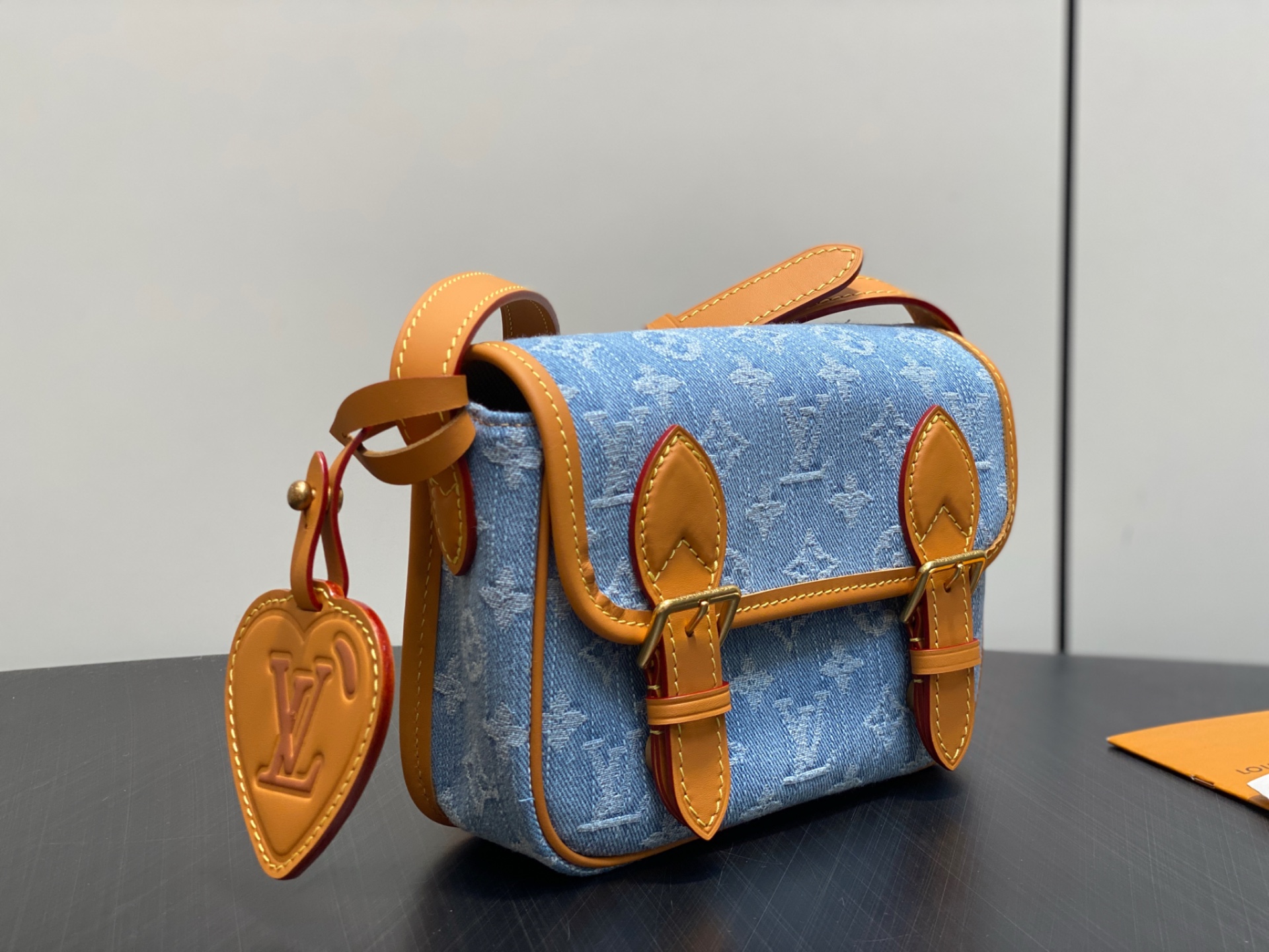【顶级原单】M2A647蓝色 丹宁牛仔男包邮差包 SATCHEL 迷你斜挎包 本款 Satchel 迷你斜挎包以 Mon 【顶级原单】M2A647蓝色 丹宁牛仔男包邮差包 SATCHEL 迷你斜挎包 本款 Satchel 迷你斜挎包以 Mon
