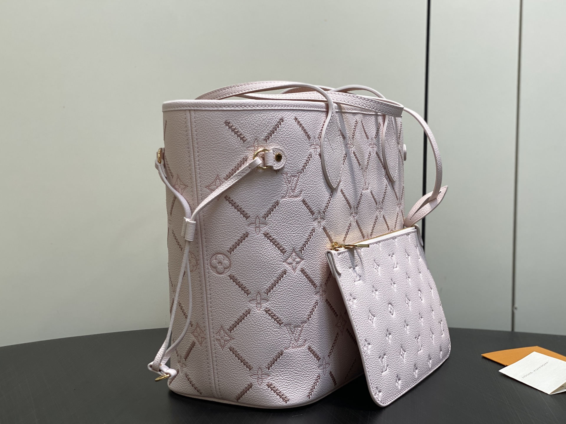 【顶级原单】M28527粉色刺绣 全皮购物袋  Neverfull 中号手袋 本款以路易威登 Monogram Empr