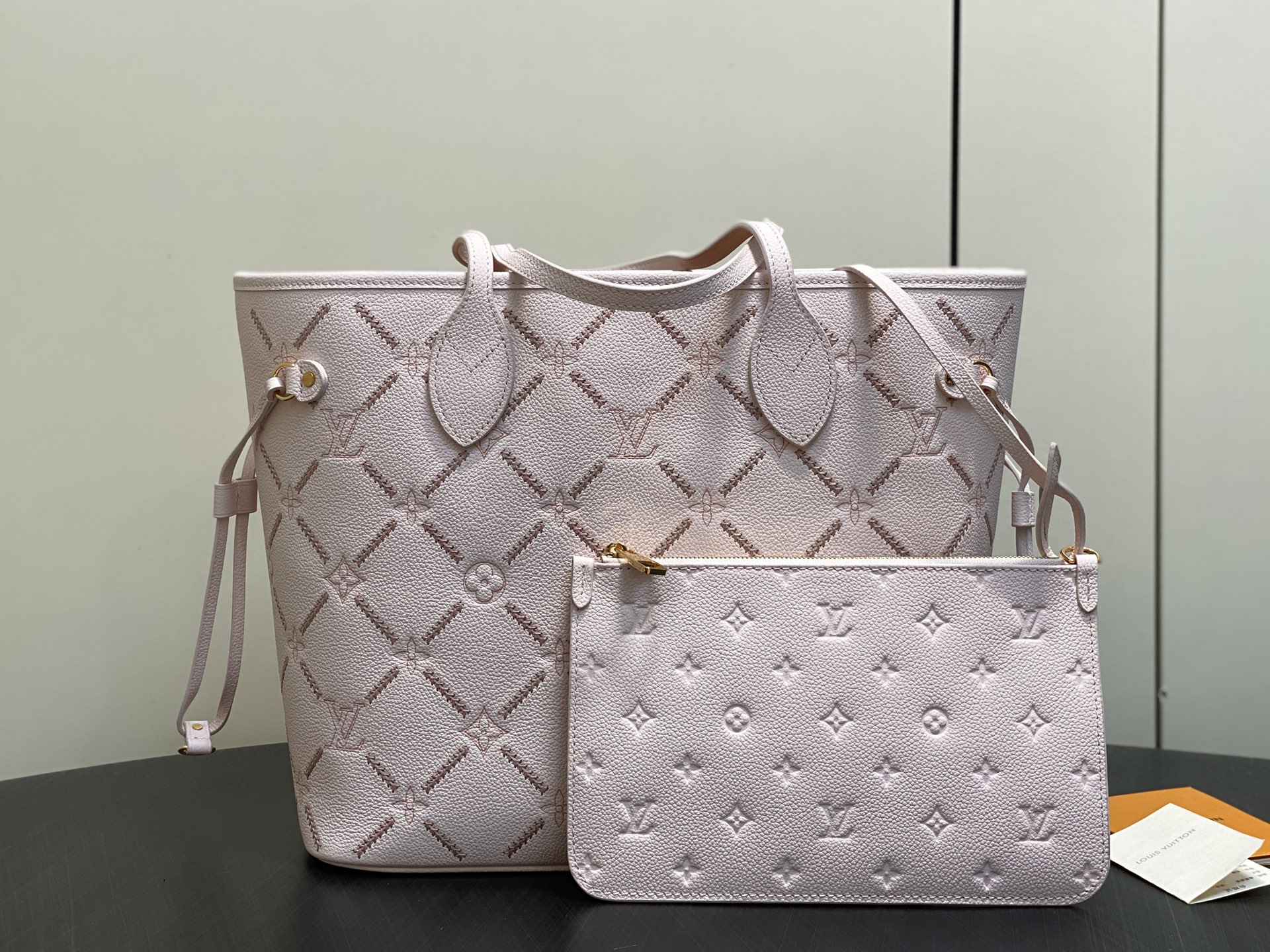 【顶级原单】M28527粉色刺绣 全皮购物袋  Neverfull 中号手袋 本款以路易威登 Monogram Empr