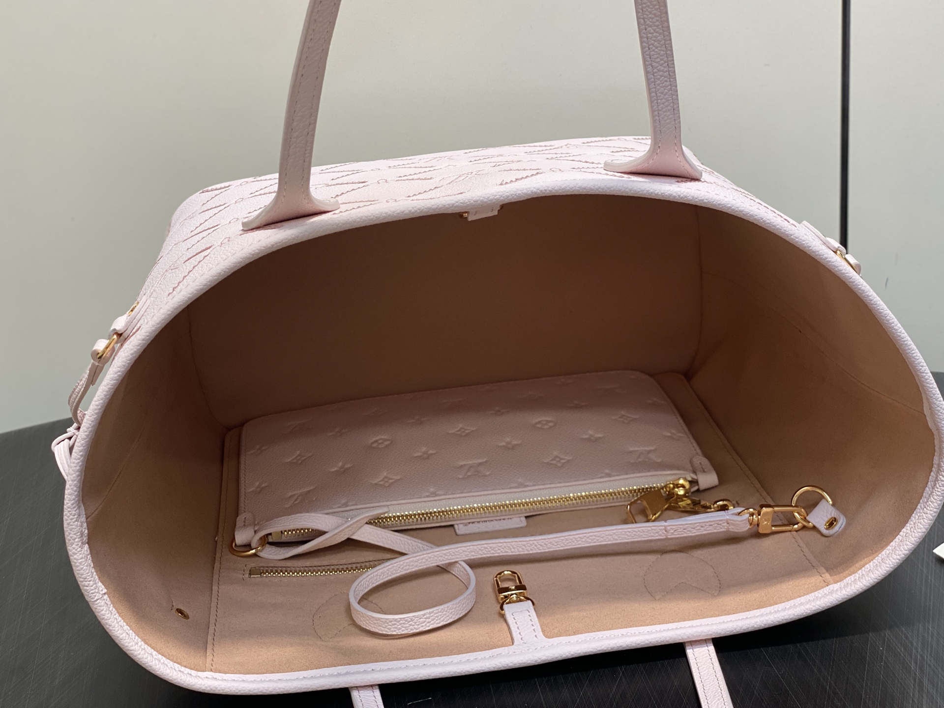 【顶级原单】M28527粉色刺绣 全皮购物袋  Neverfull 中号手袋 本款以路易威登 Monogram Empr