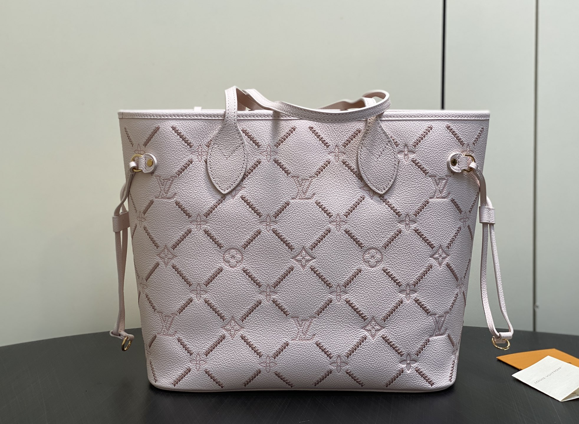 【顶级原单】M28527粉色刺绣 全皮购物袋  Neverfull 中号手袋 本款以路易威登 Monogram Empr