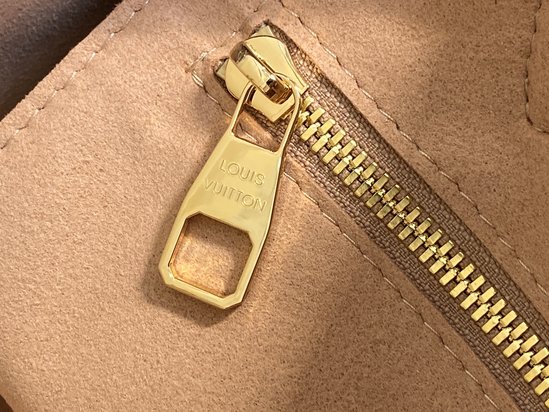 【顶级原单】M28527粉色刺绣 全皮购物袋  Neverfull 中号手袋 本款以路易威登 Monogram Empr