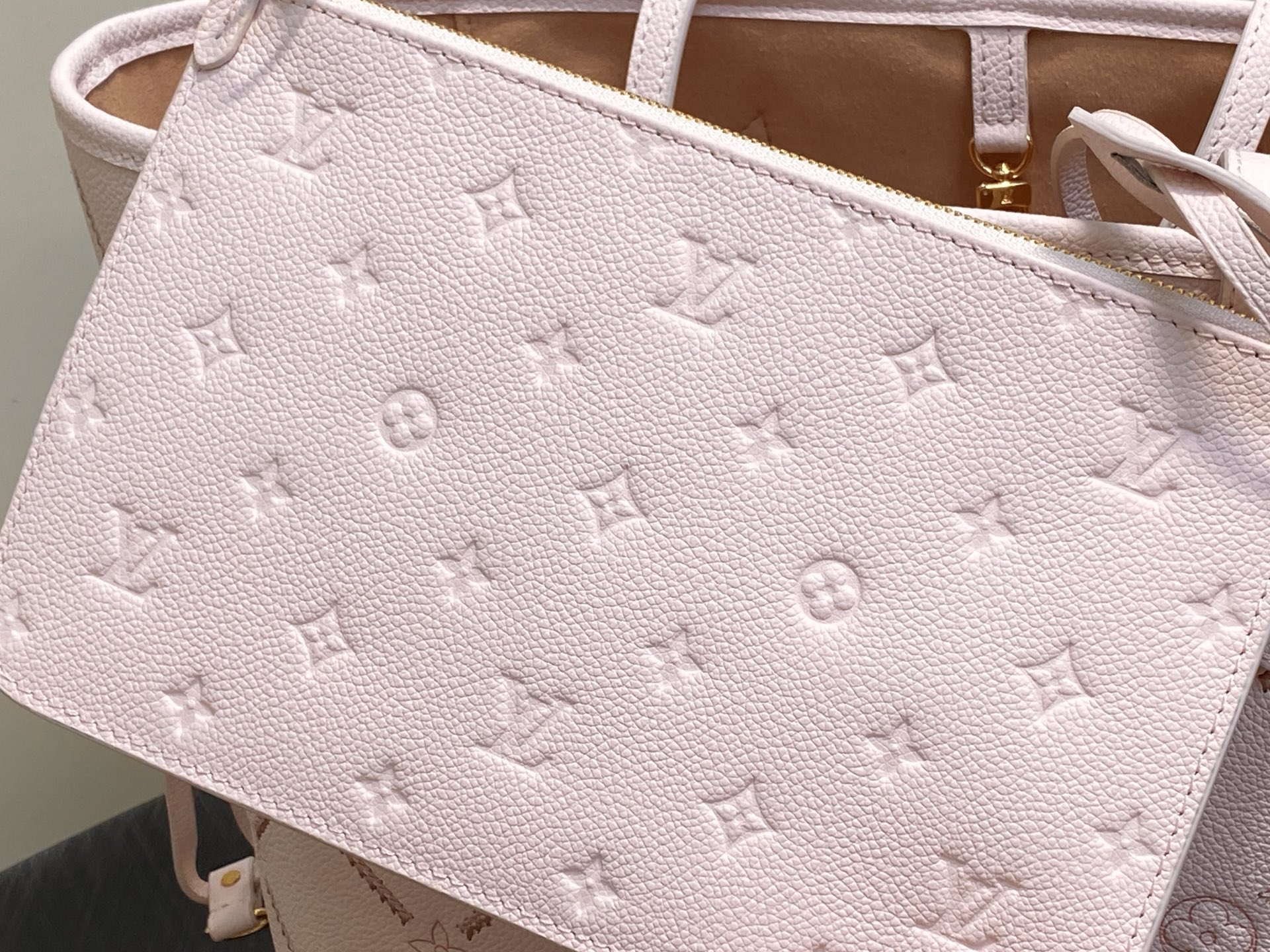 【顶级原单】M28527粉色刺绣 全皮购物袋  Neverfull 中号手袋 本款以路易威登 Monogram Empr