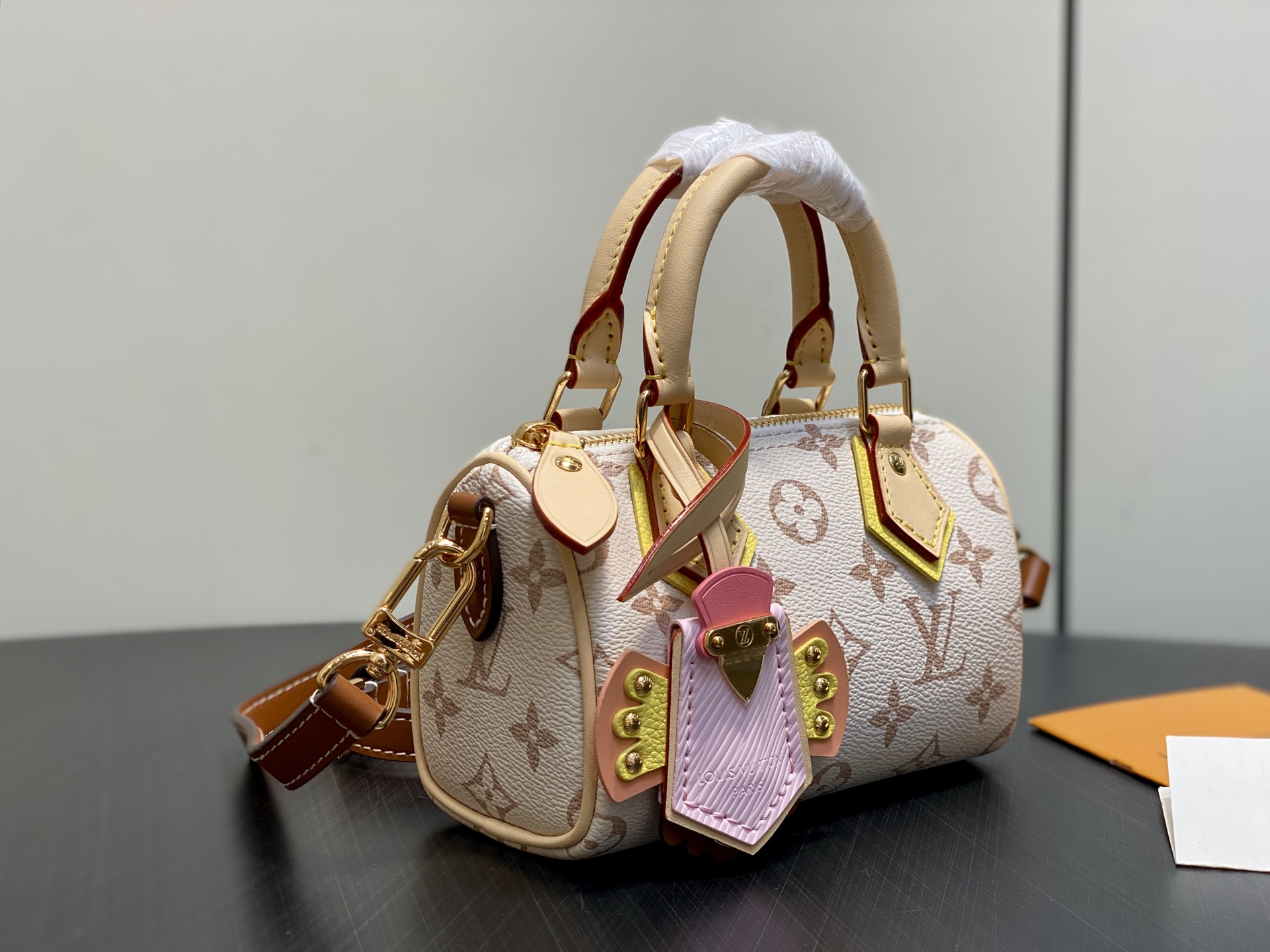 【顶级原单】M29781沙丘色 白花speedy枕头包 Nano Speedy 手袋 LV Crafty 系列焕新推出 【顶级原单】M29781沙丘色 白花speedy枕头包 Nano Speedy 手袋 LV Crafty 系列焕新推出