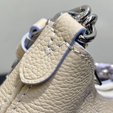 【顶级原单】M29779米白幻彩紫 全皮压花链条牛角包 Nano Boulogne 牛角手袋 Monogram Empr 【顶级原单】M29779米白幻彩紫 全皮压花链条牛角包 Nano Boulogne 牛角手袋 Monogram Empr