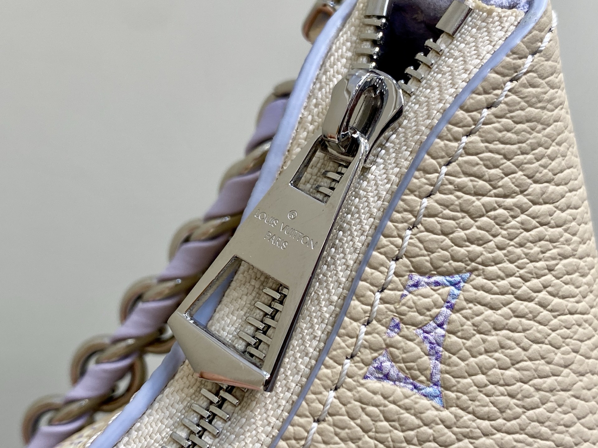 【顶级原单】M29779米白幻彩紫 全皮压花链条牛角包 Nano Boulogne 牛角手袋 Monogram Empr 【顶级原单】M29779米白幻彩紫 全皮压花链条牛角包 Nano Boulogne 牛角手袋 Monogram Empr