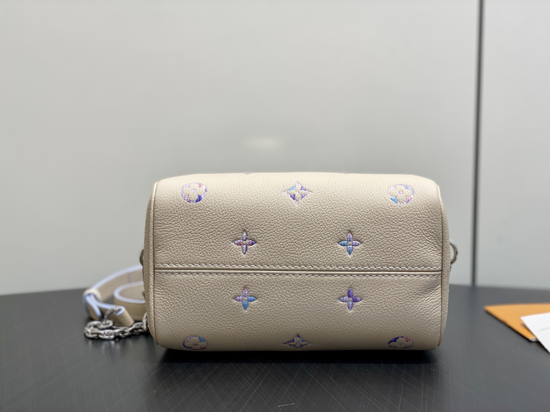 【顶级原单】M2A099米白幻彩紫 全皮压花speedy枕头包 Speedy Bandoulière 20 手袋沐浴新季 【顶级原单】M2A099米白幻彩紫 全皮压花speedy枕头包 Speedy Bandoulière 20 手袋沐浴新季