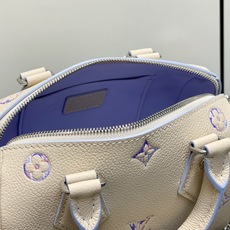 【顶级原单】M2A099米白幻彩紫 全皮压花speedy枕头包 Speedy Bandoulière 20 手袋沐浴新季 【顶级原单】M2A099米白幻彩紫 全皮压花speedy枕头包 Speedy Bandoulière 20 手袋沐浴新季