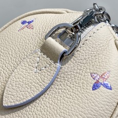 【顶级原单】M2A099米白幻彩紫 全皮压花speedy枕头包 Speedy Bandoulière 20 手袋沐浴新季 【顶级原单】M2A099米白幻彩紫 全皮压花speedy枕头包 Speedy Bandoulière 20 手袋沐浴新季