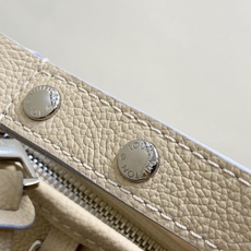 【顶级原单】M2A369米白幻彩紫 全皮压花购物袋 CarryAll 手袋 本款以典雅横向构型演绎 Monogram E 【顶级原单】M2A369米白幻彩紫 全皮压花购物袋 CarryAll 手袋 本款以典雅横向构型演绎 Monogram E